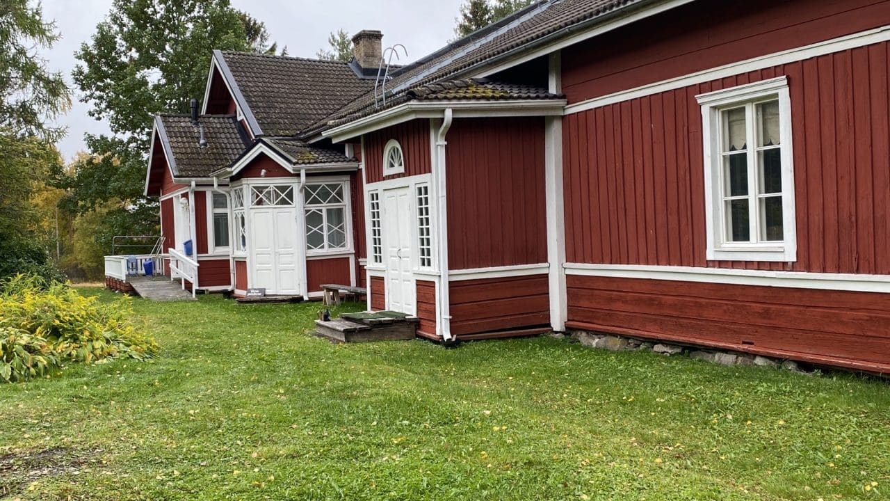 Vinnin tilan rakennus ulkoa kesällä