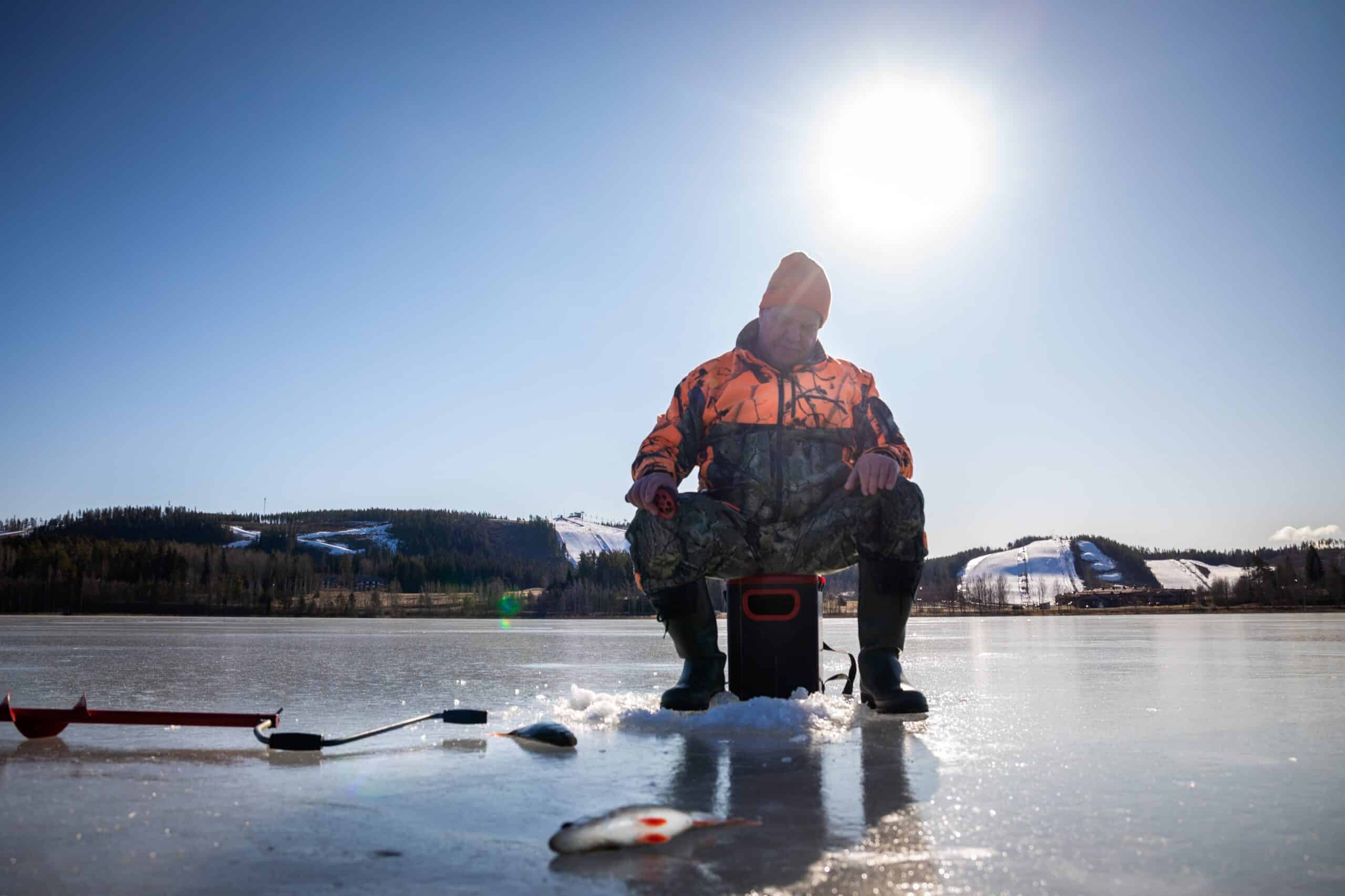 Mies pilkillä Jämsässä talvella.