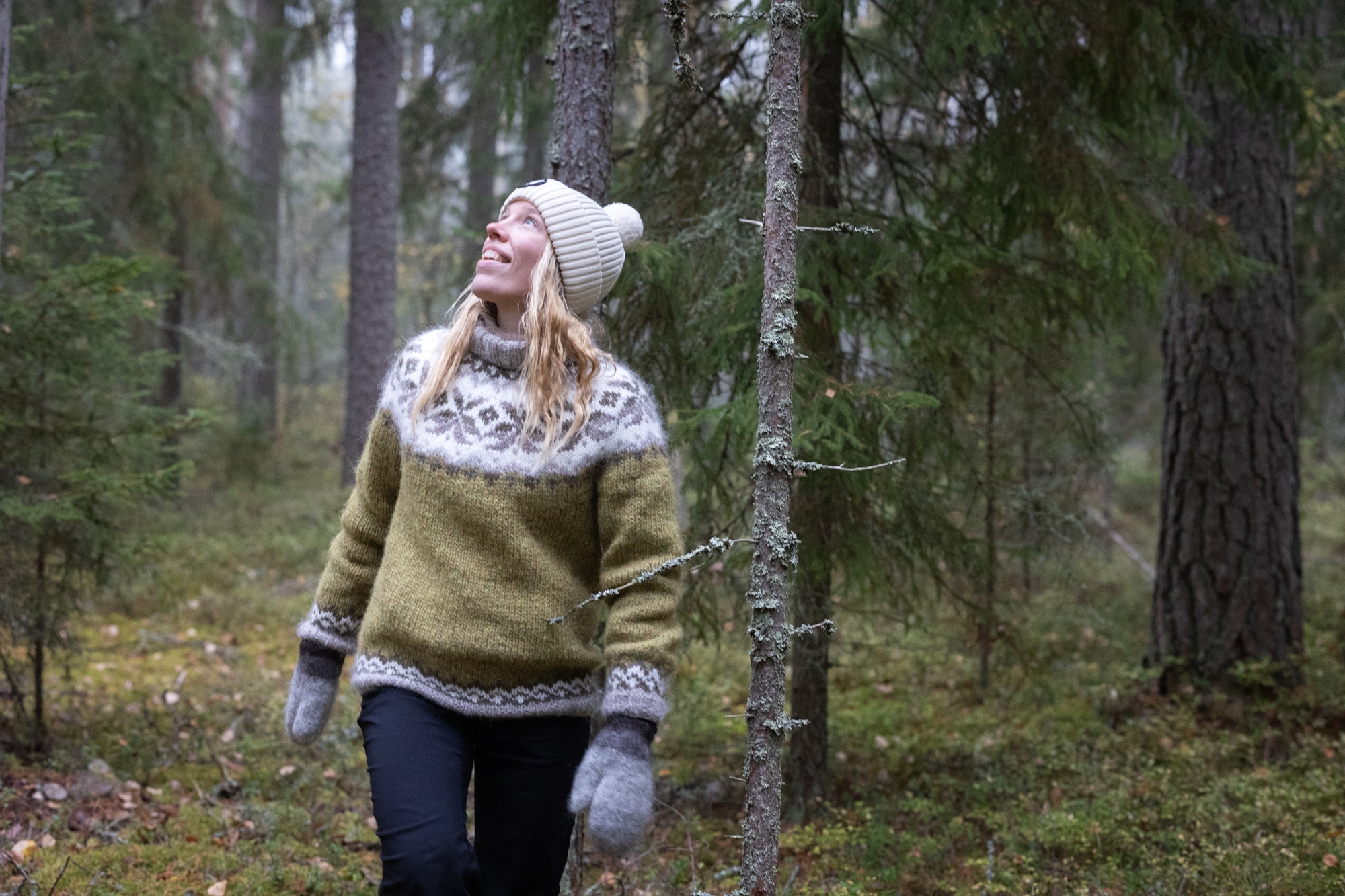 Henkilö kävelee metsäpolulla syksyllä Jämsässä.