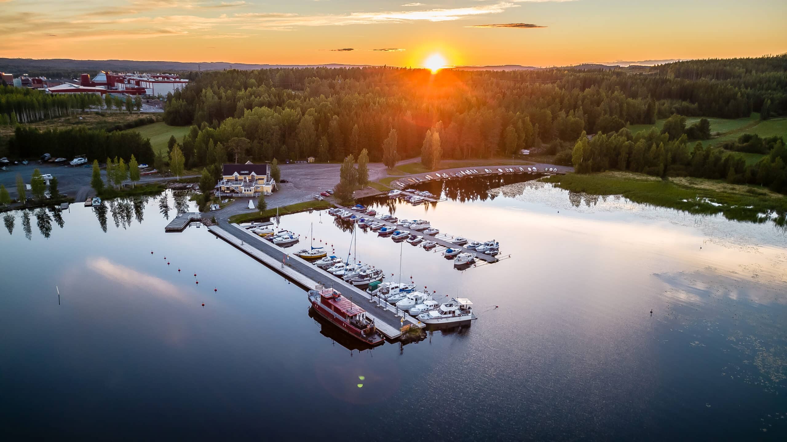 Ilmakuvassa Hulkkion satama ja veneitä Jämsässä.