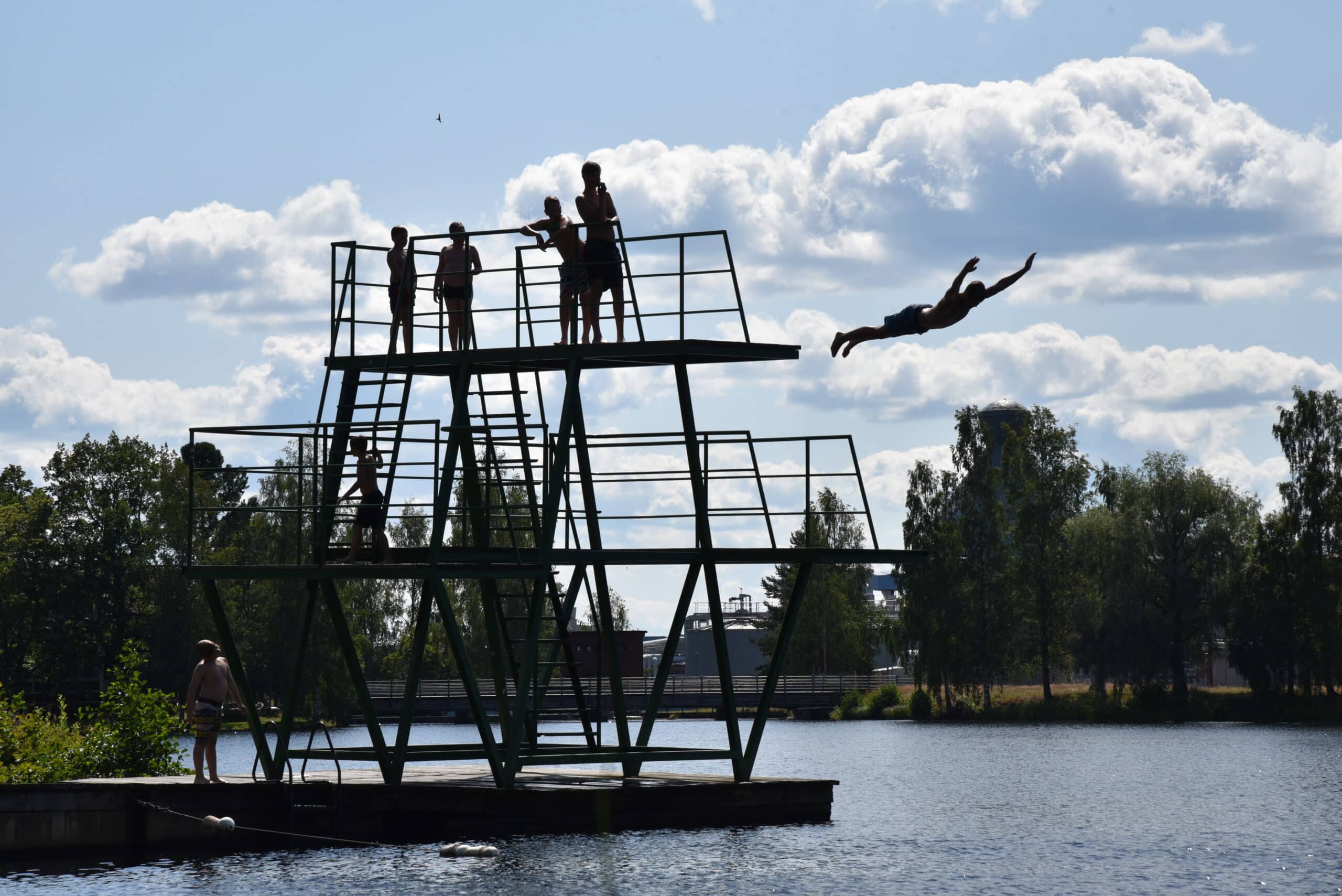 Pojat uimahyppytornissa Jämsässä.