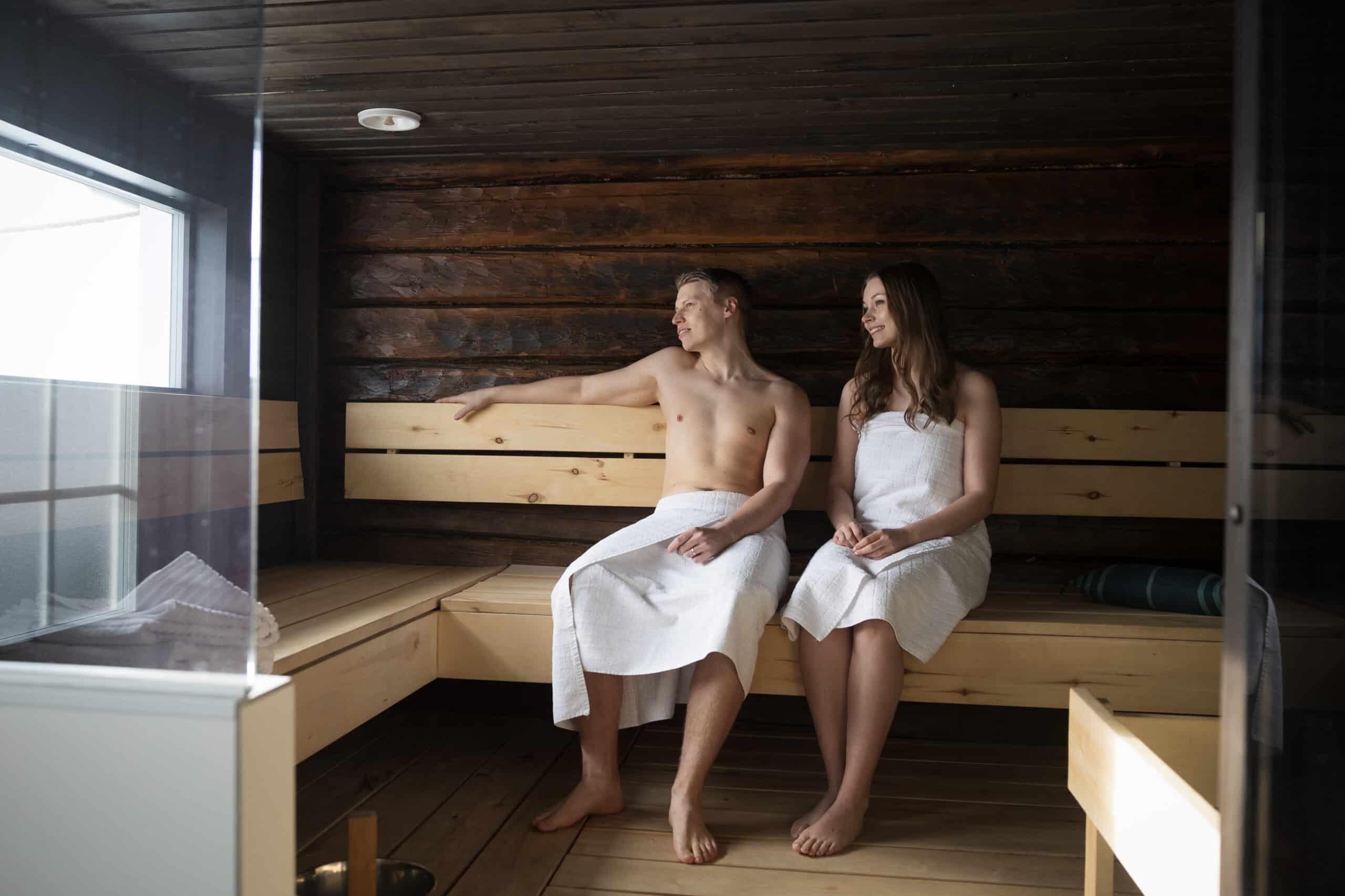 Pariskunta saunassa Jämsässä