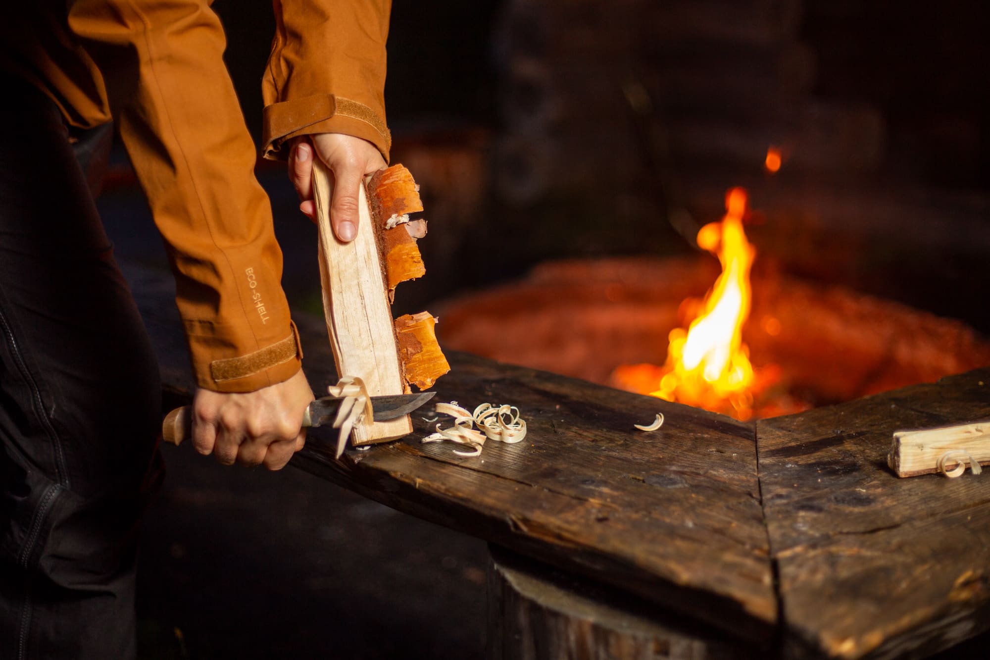 Kiehisten vuolemista puukolla nuotion äärellä.