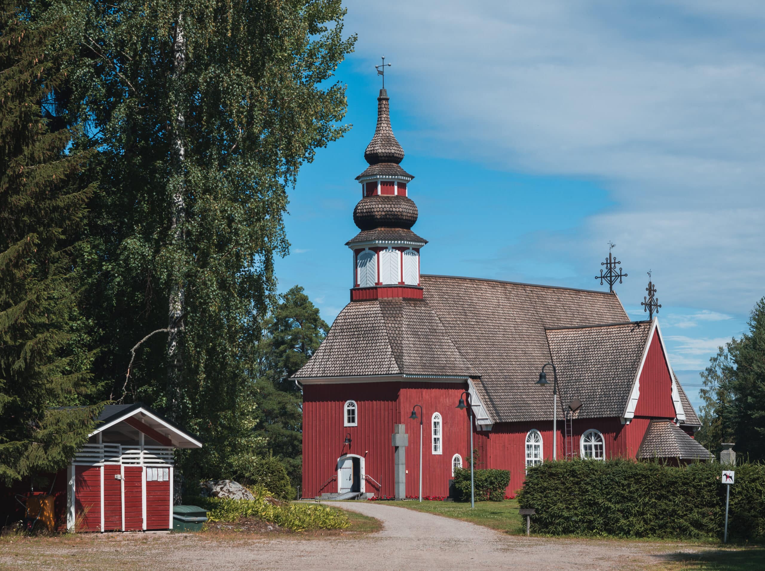 Kuorevedellä sijaitseva kirkko
