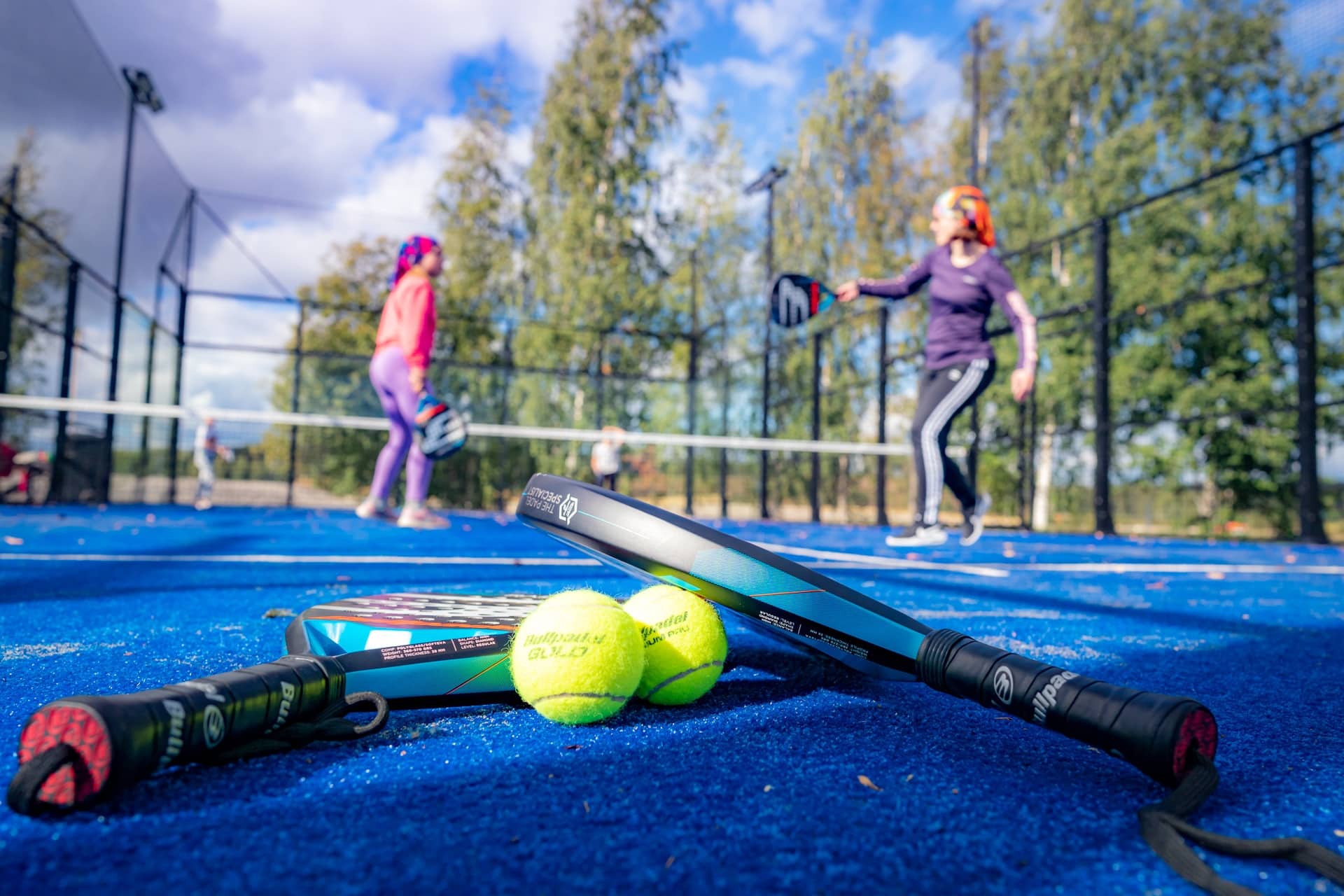 Naiset pelaavat Padelia ulkokentällä