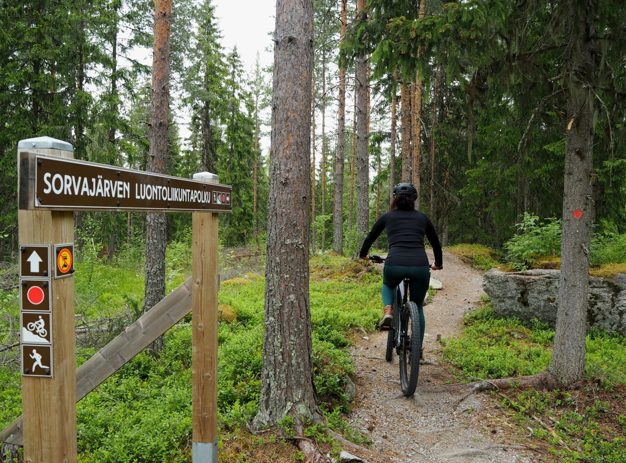 Henkilömaastopyöräilee Sorvajärven liikuntapuistossa.