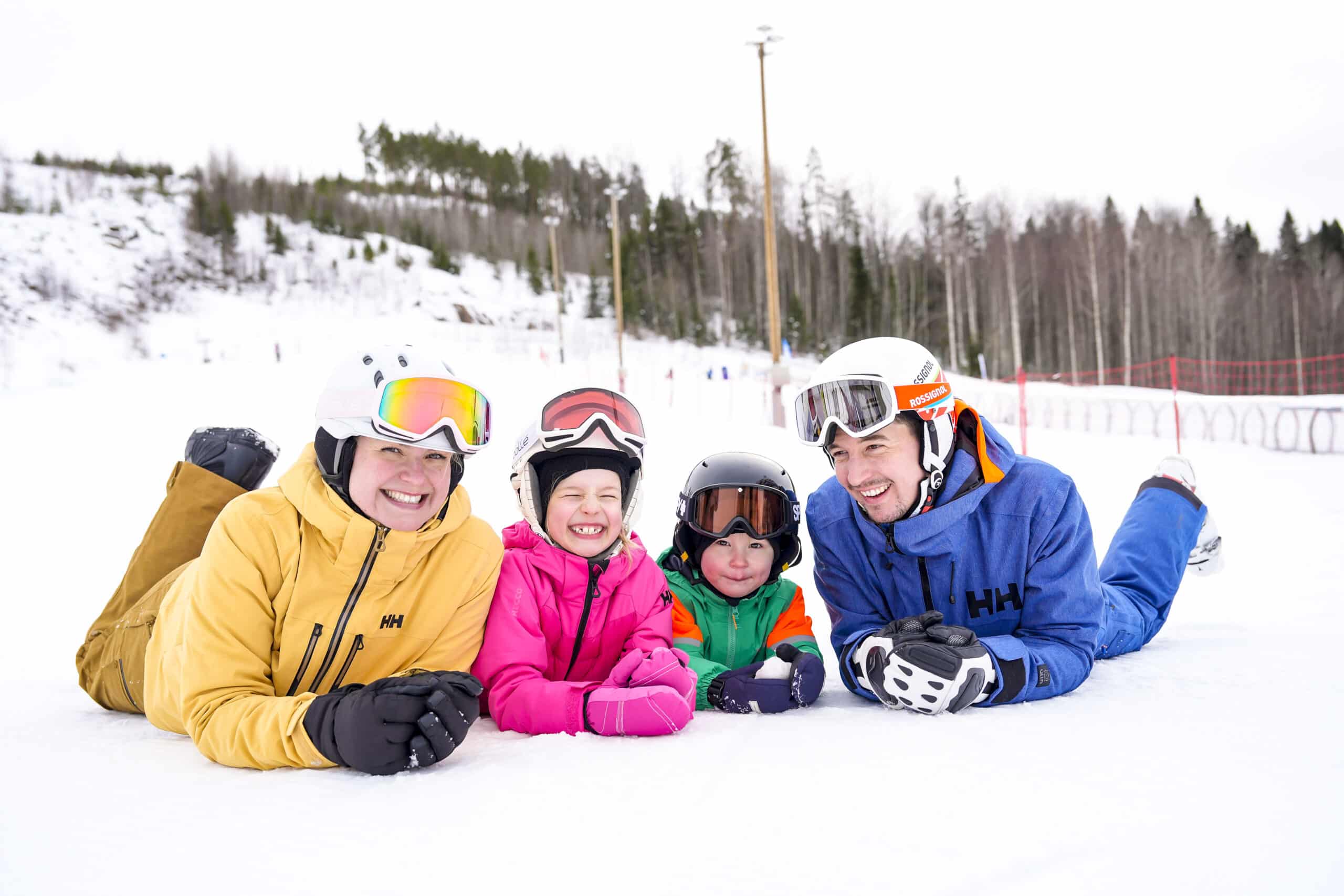 Perhe mahallaan Himoksen laskettelurinteellä