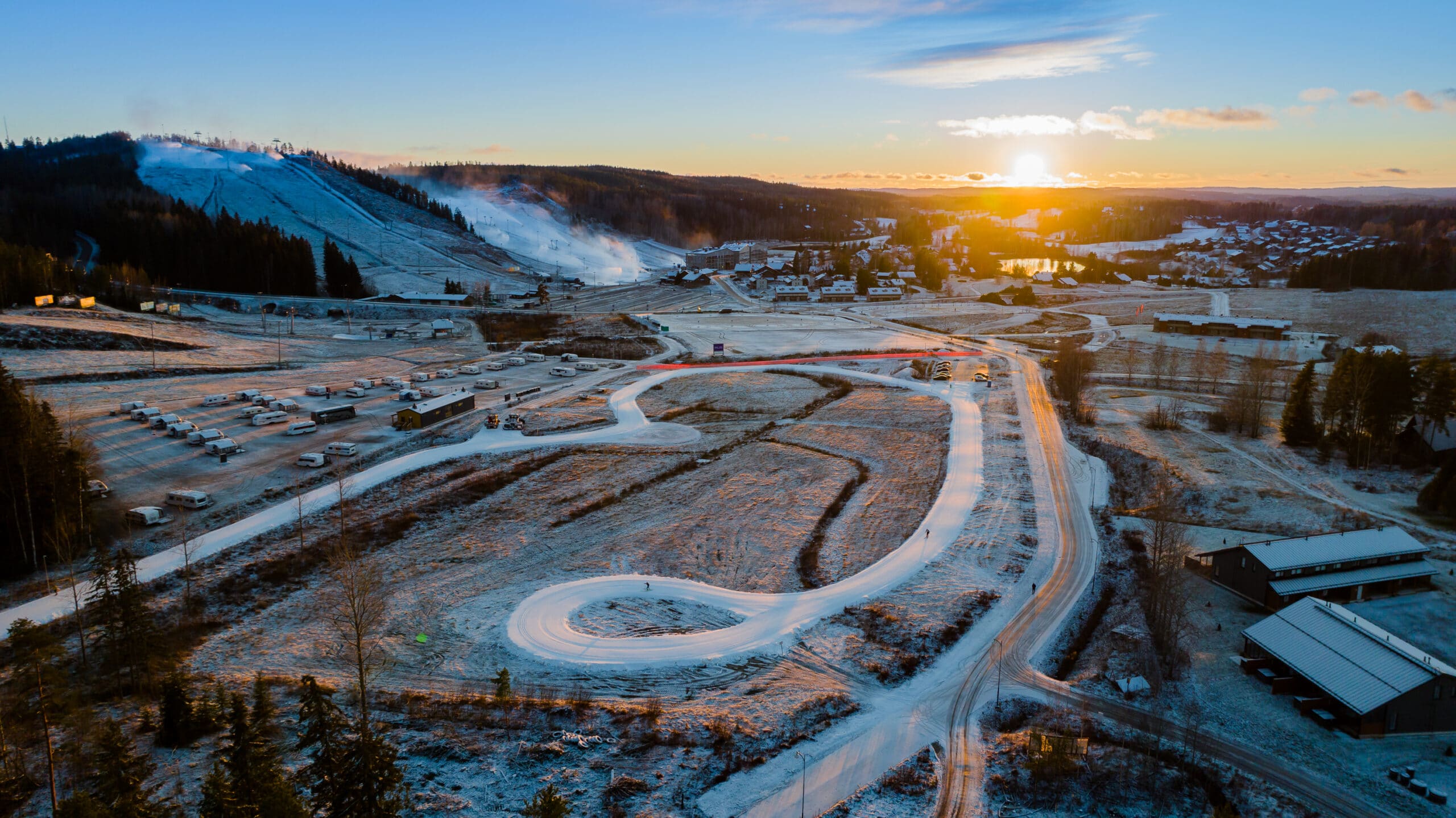 Auringonlaskun aikaan otettu ilmakuva ensilumenladusta