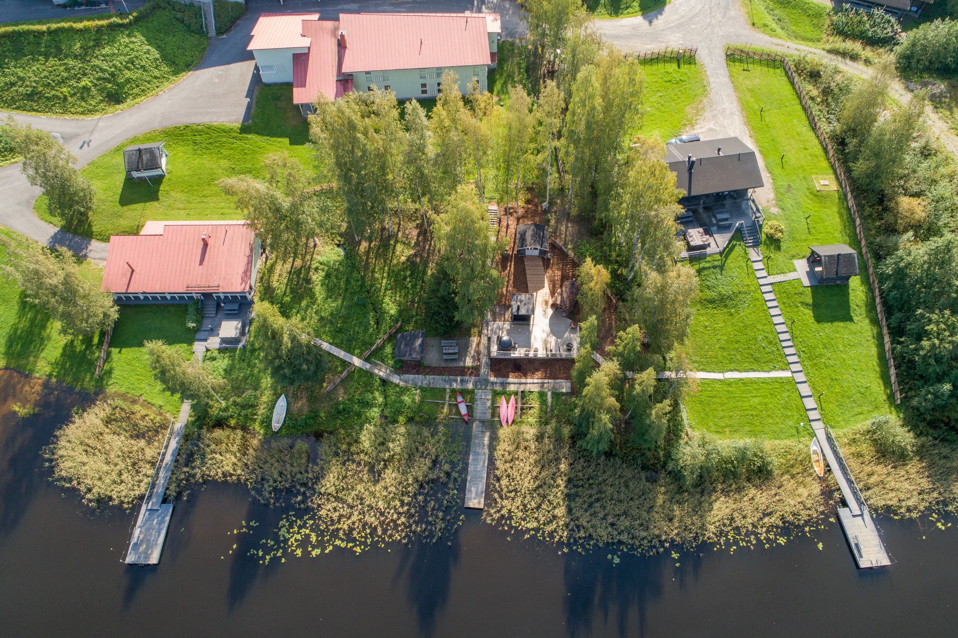 Ilmakuva Himokselta saunoista järven rannalla.