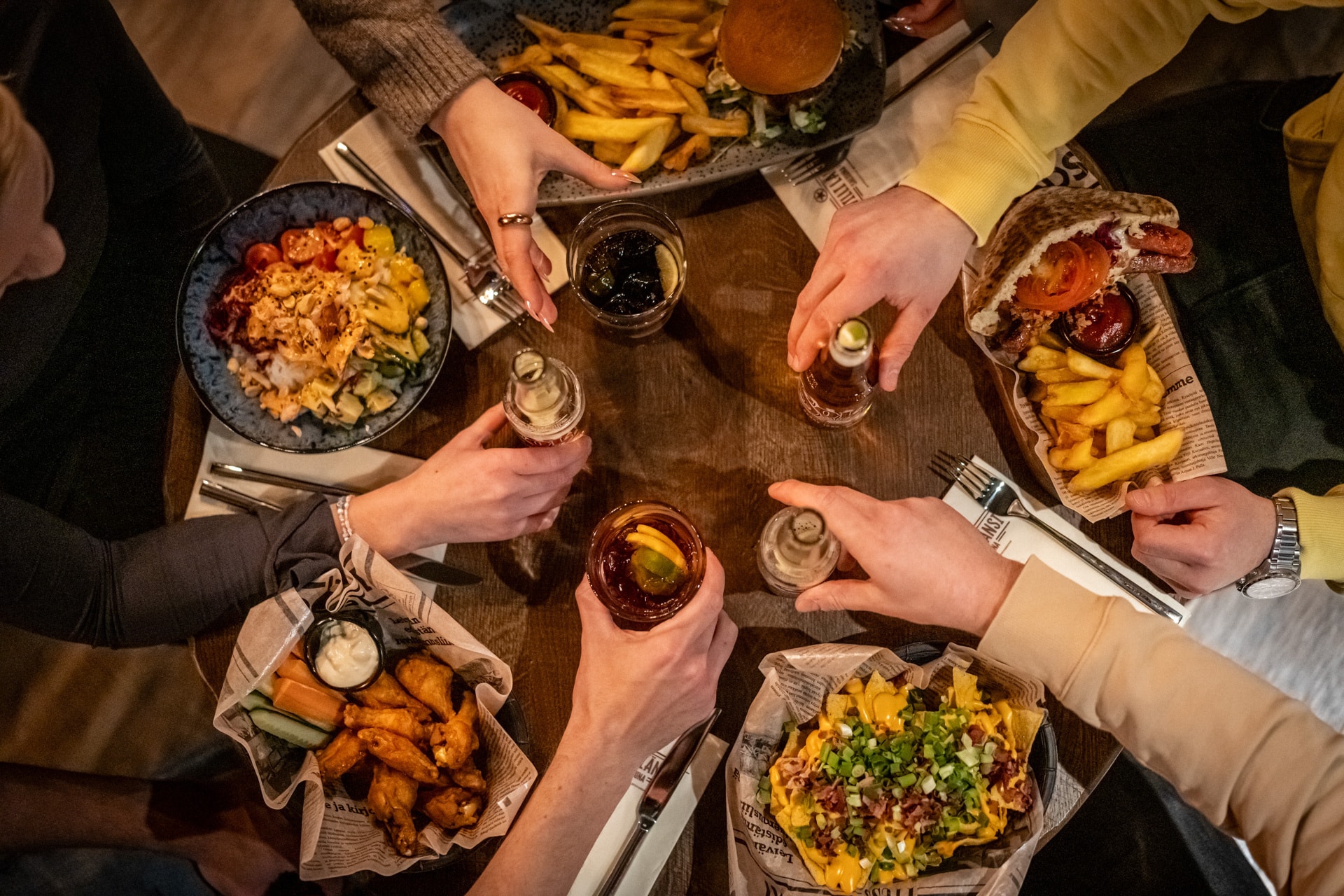 Ihmiset ottavat ruokaa pöydästä ravintolassa