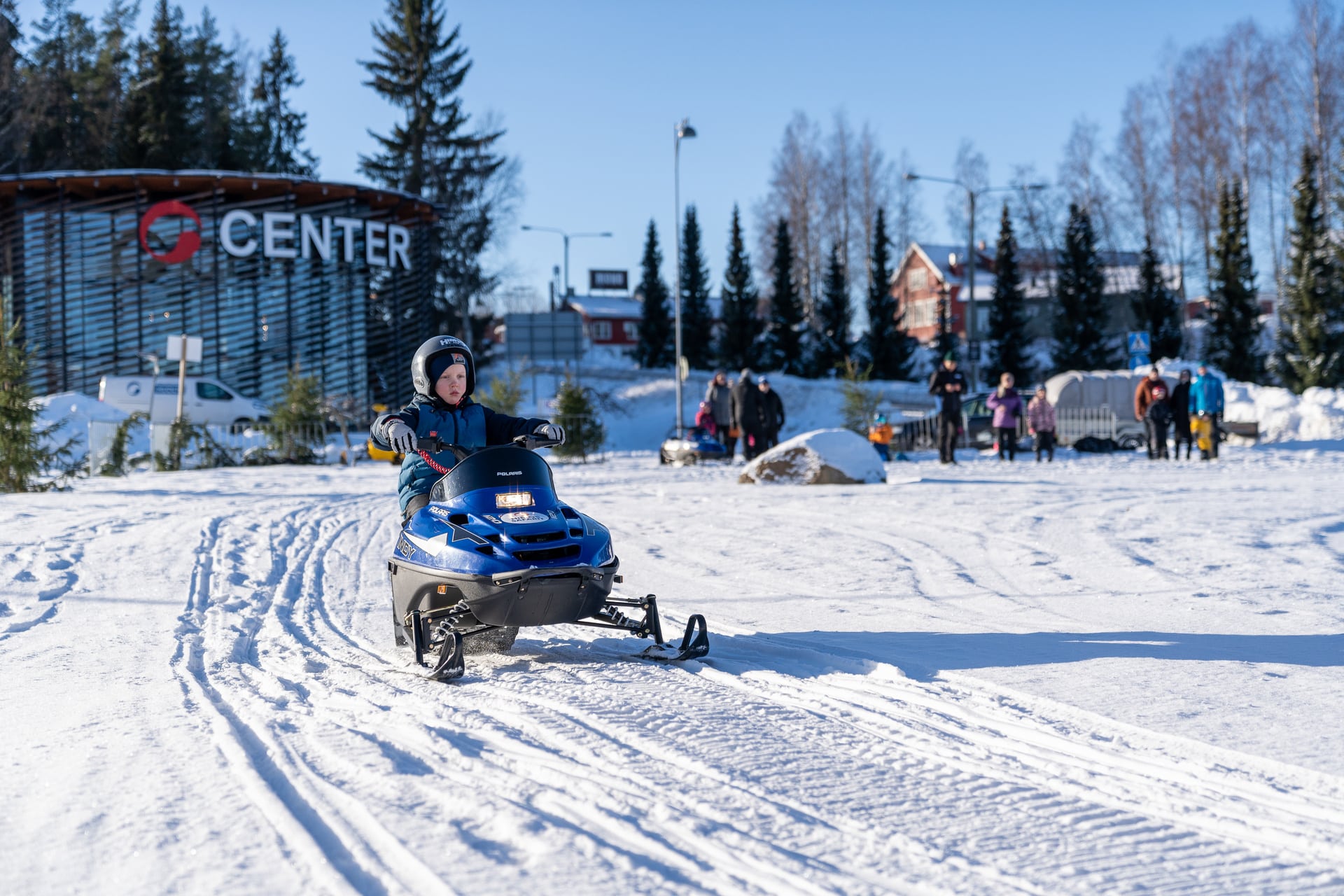 Lapsi ajaa moottorikelkalla