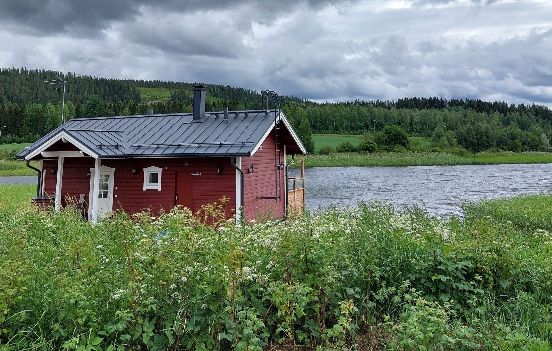 sauna järven rannalla Himoksessa
