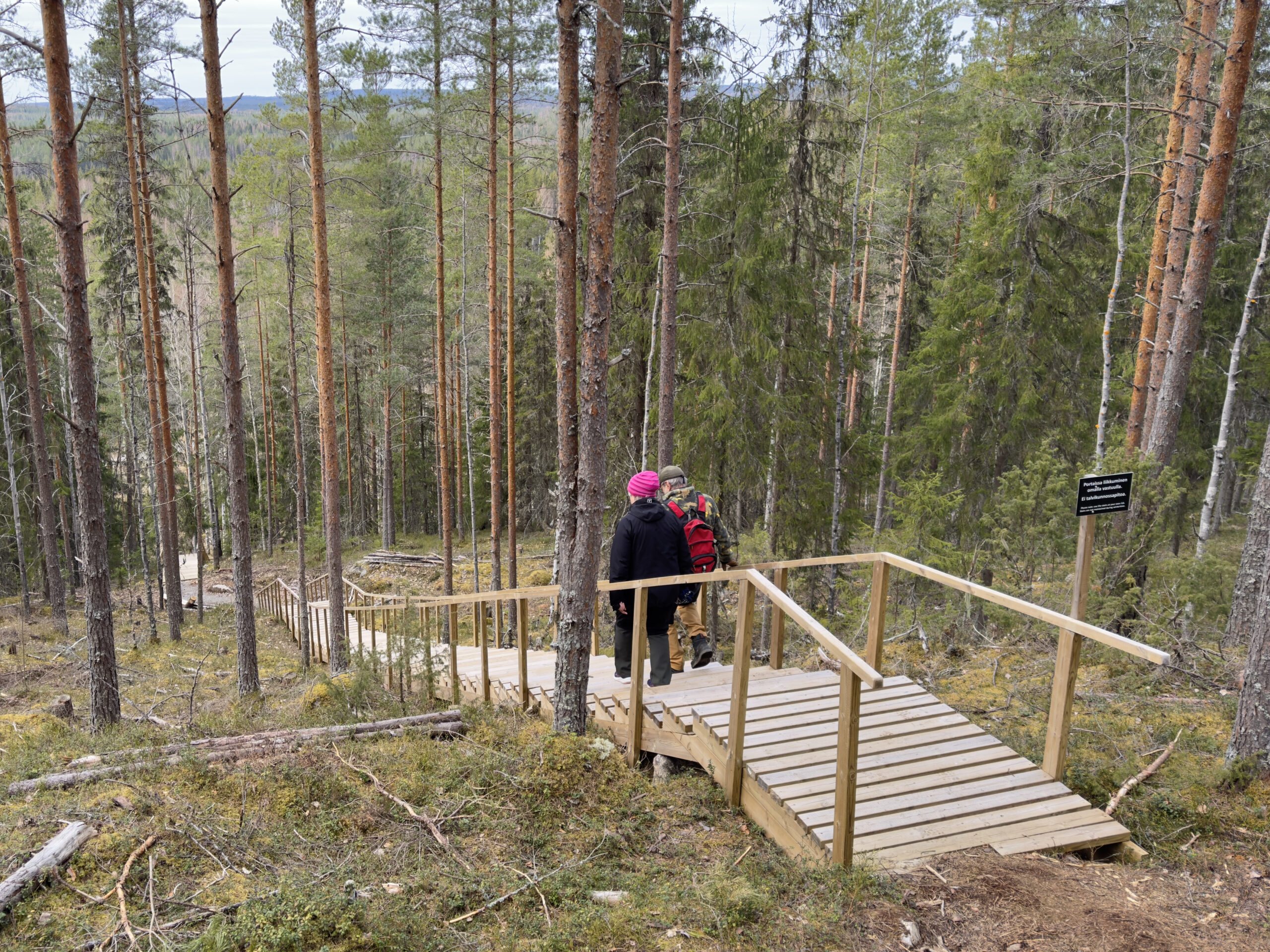 Kaksi henkilö kuntoportailla Jämsän Koskenpäällä