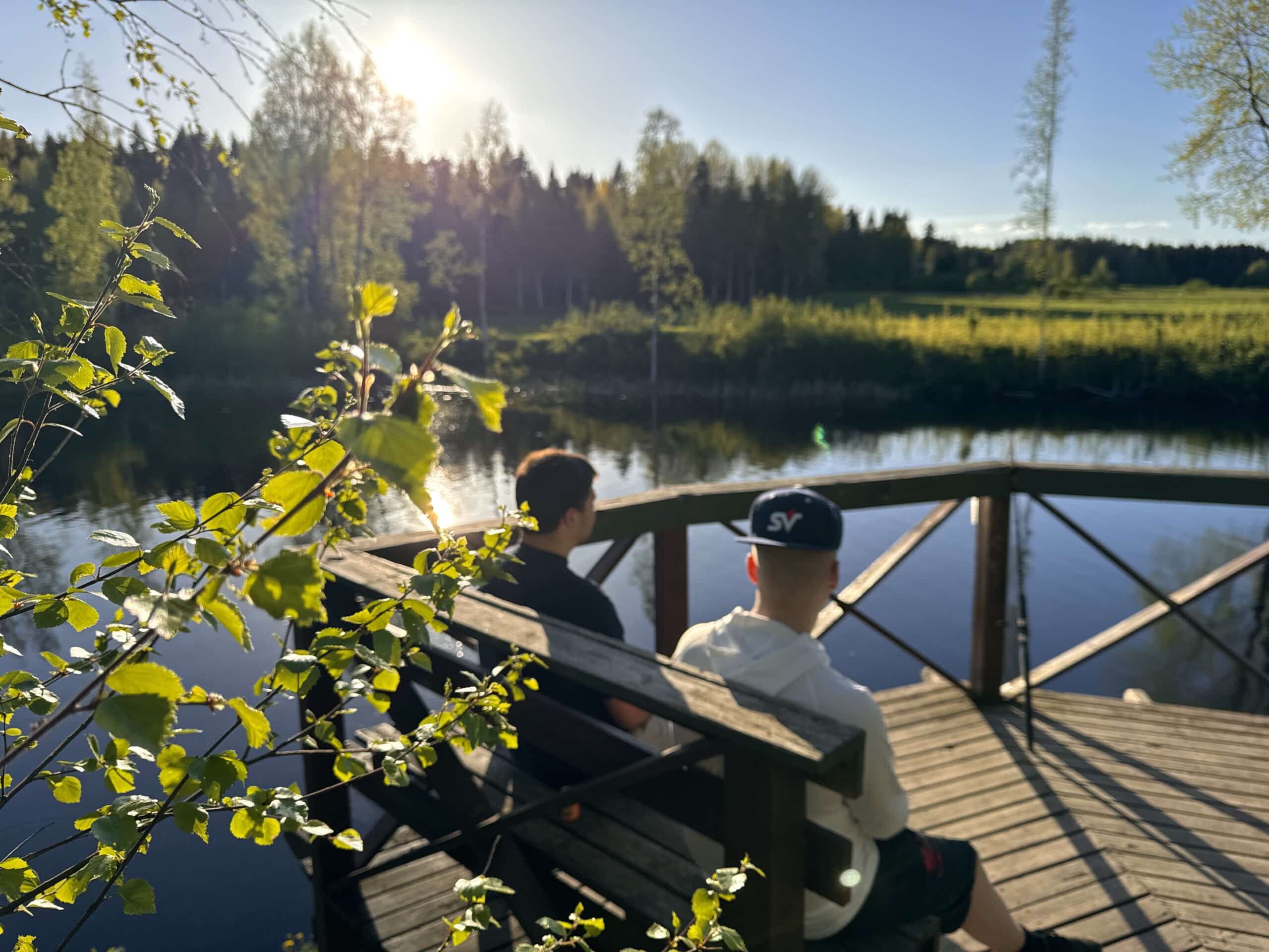 Kaksi henkilöä Kellokallion näköalatasanteella