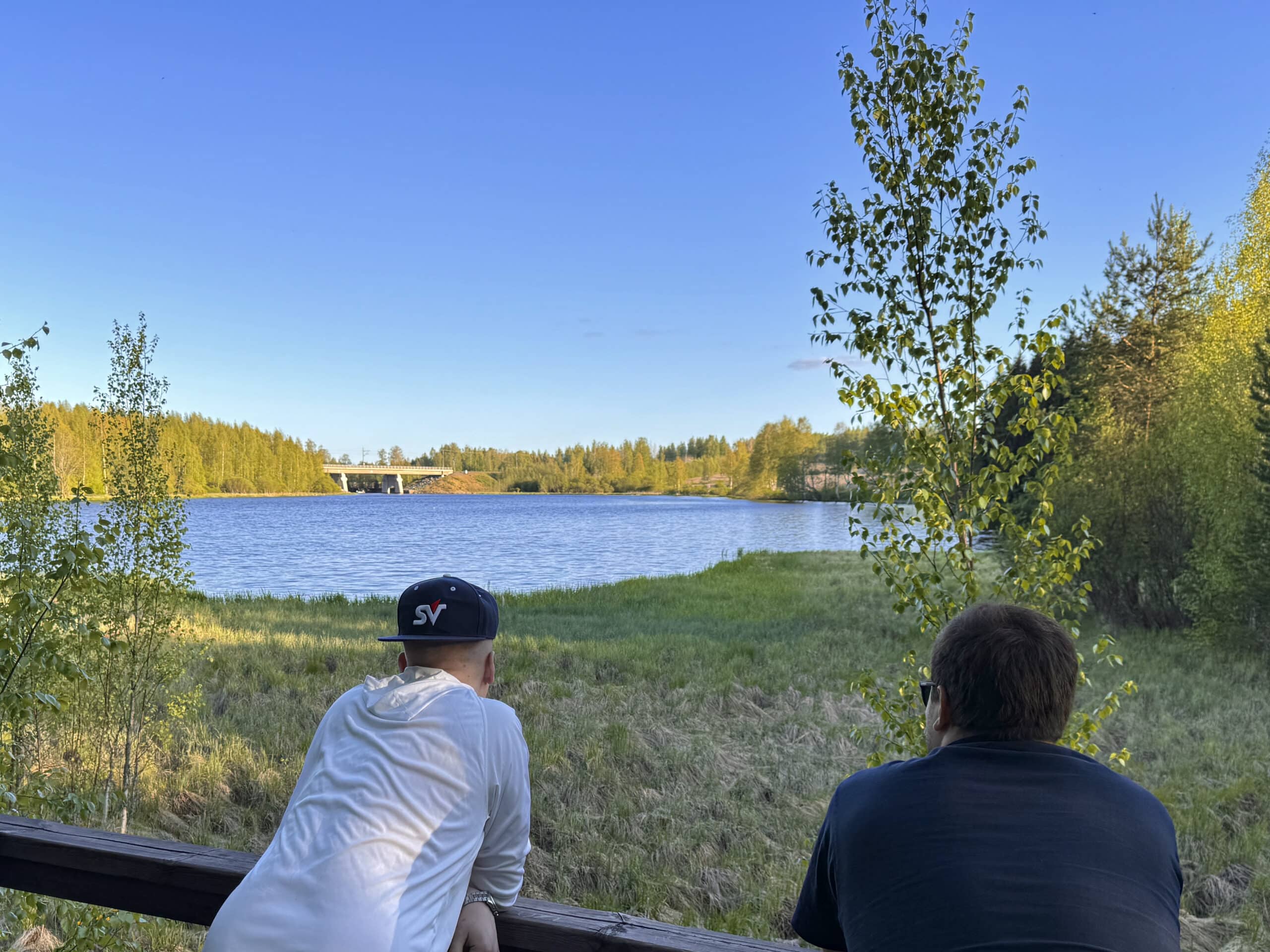 Kaksi henkilöä lintujentarkkailulavalla
