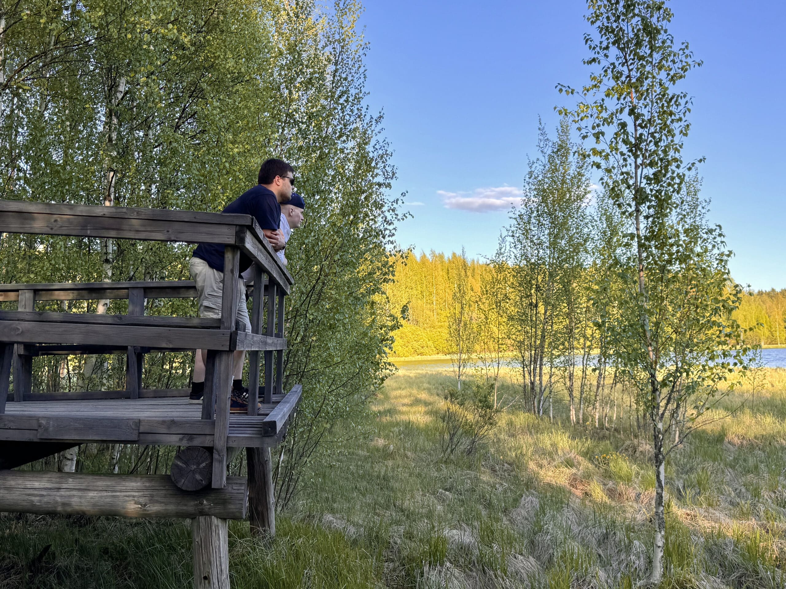 Kaksi henkilöä lintujentarkkailulavalla
