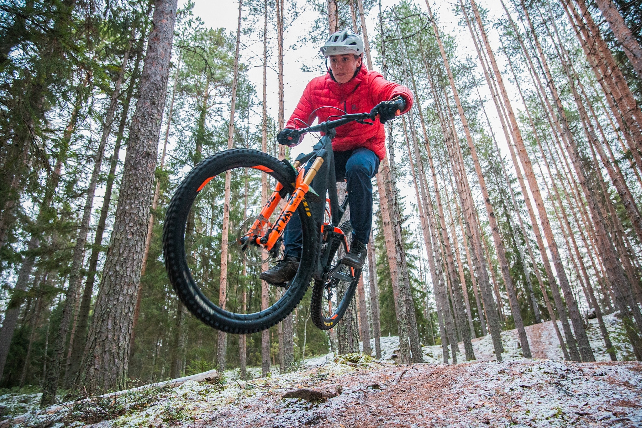 Henkilö maastopyöräilee Sorvajärven luontoliikuntapolulla