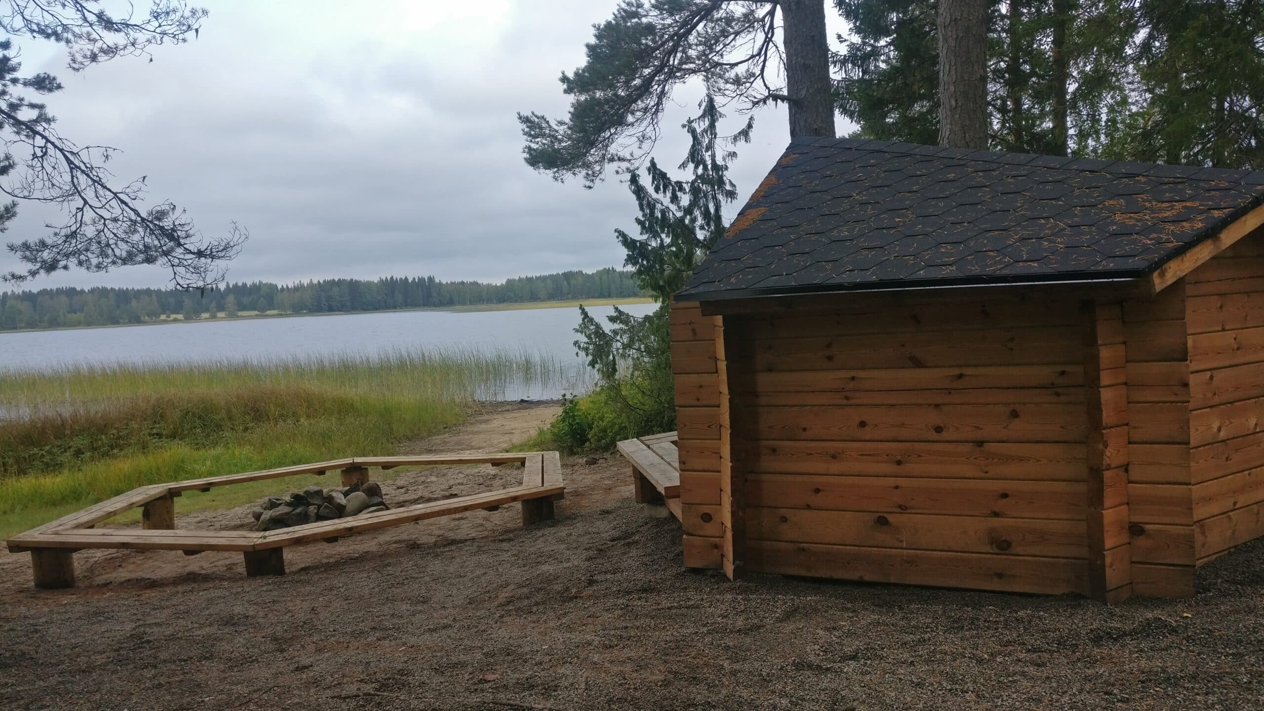 Laavu ja nuotiopaikka järven rannalla