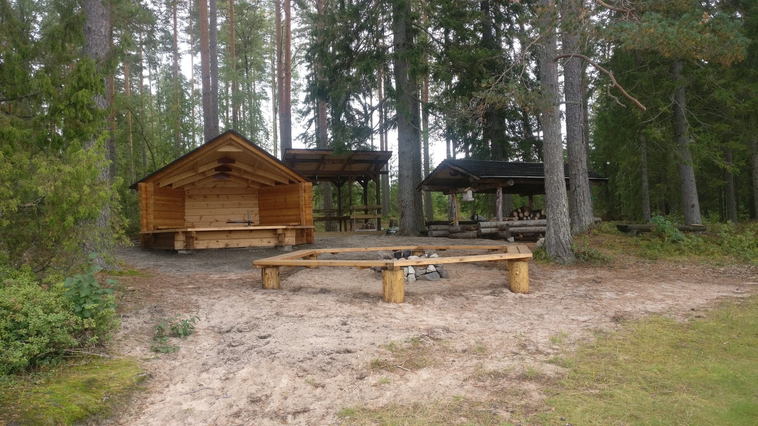 Laavu ja nuotiopaikka metsässä