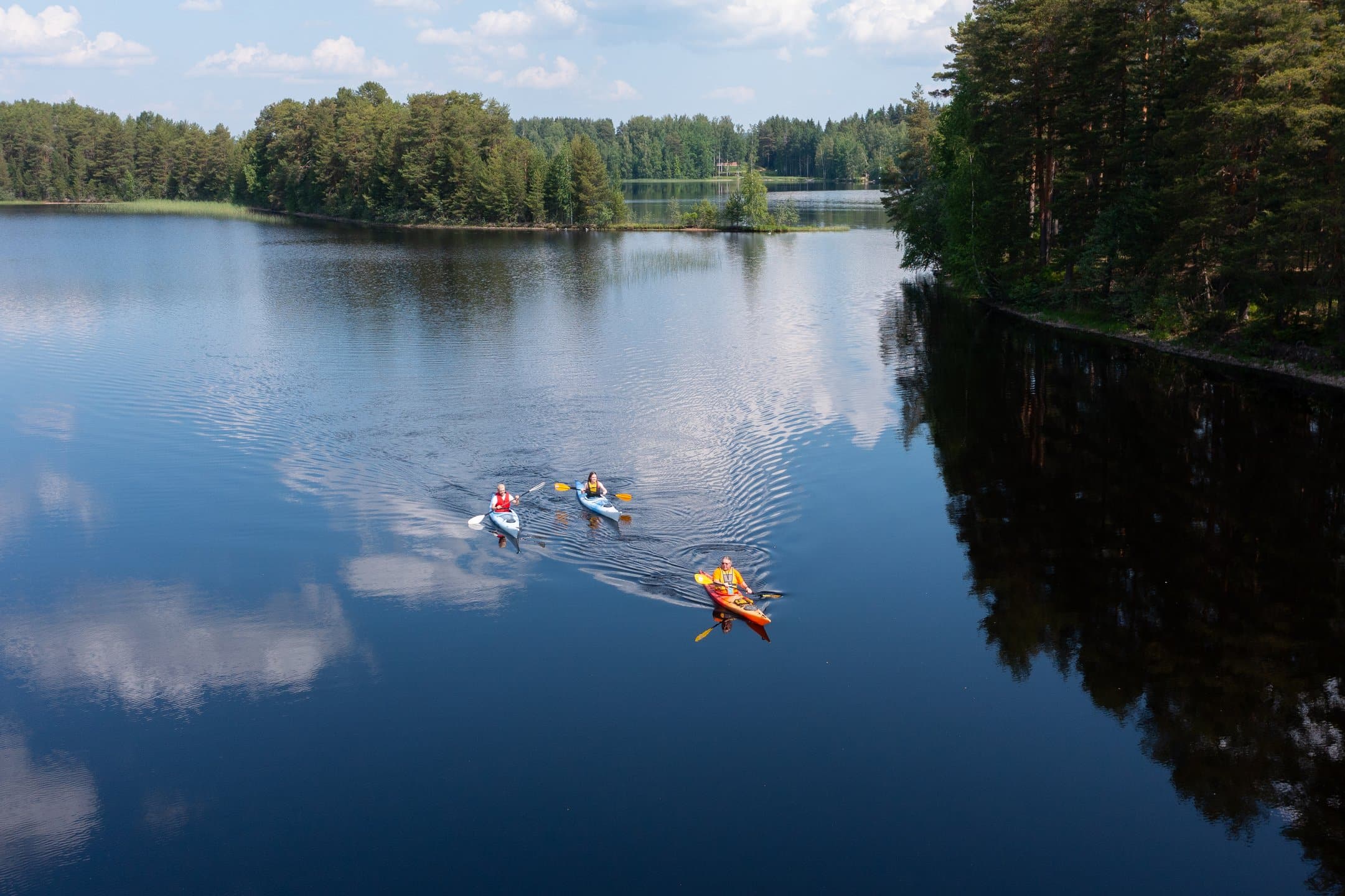 Kolme henkilöä meloo Kankarisvedellä