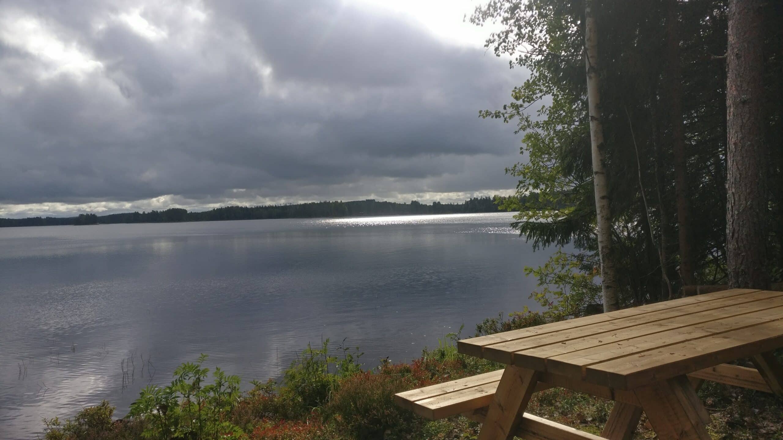 pöytäryhmä järven rannalla