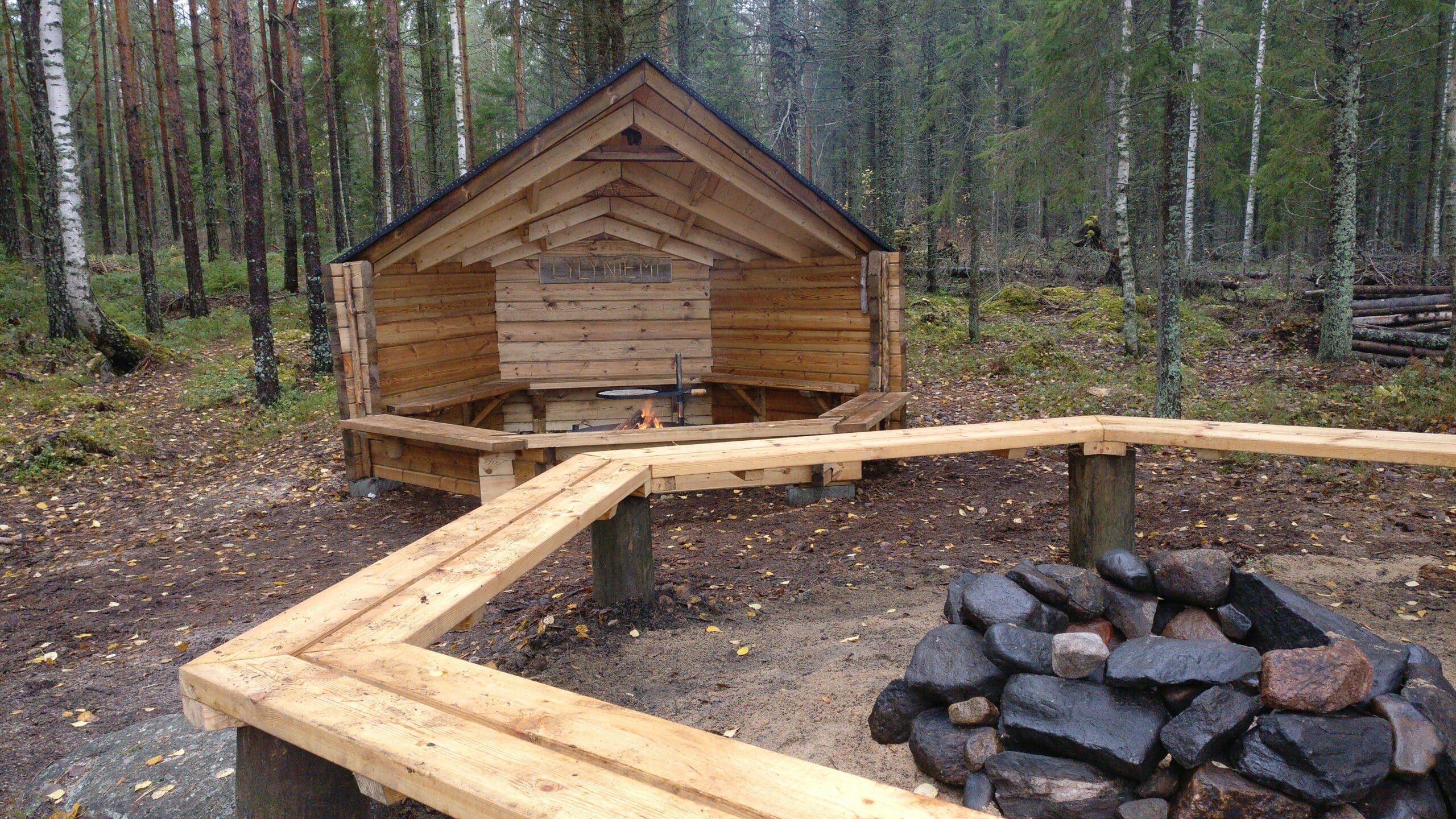 Laavu ja nuotiopaikka metsässä