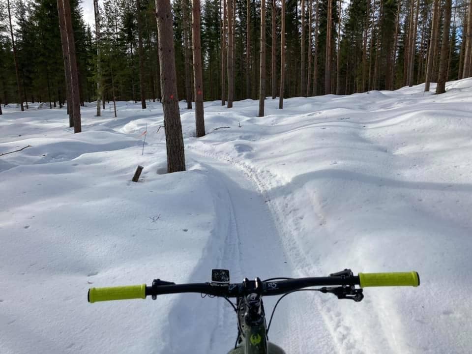 Pyöräilijä Sorvajärven luontoliikuntapolulla talvella Himos-Jämsässä