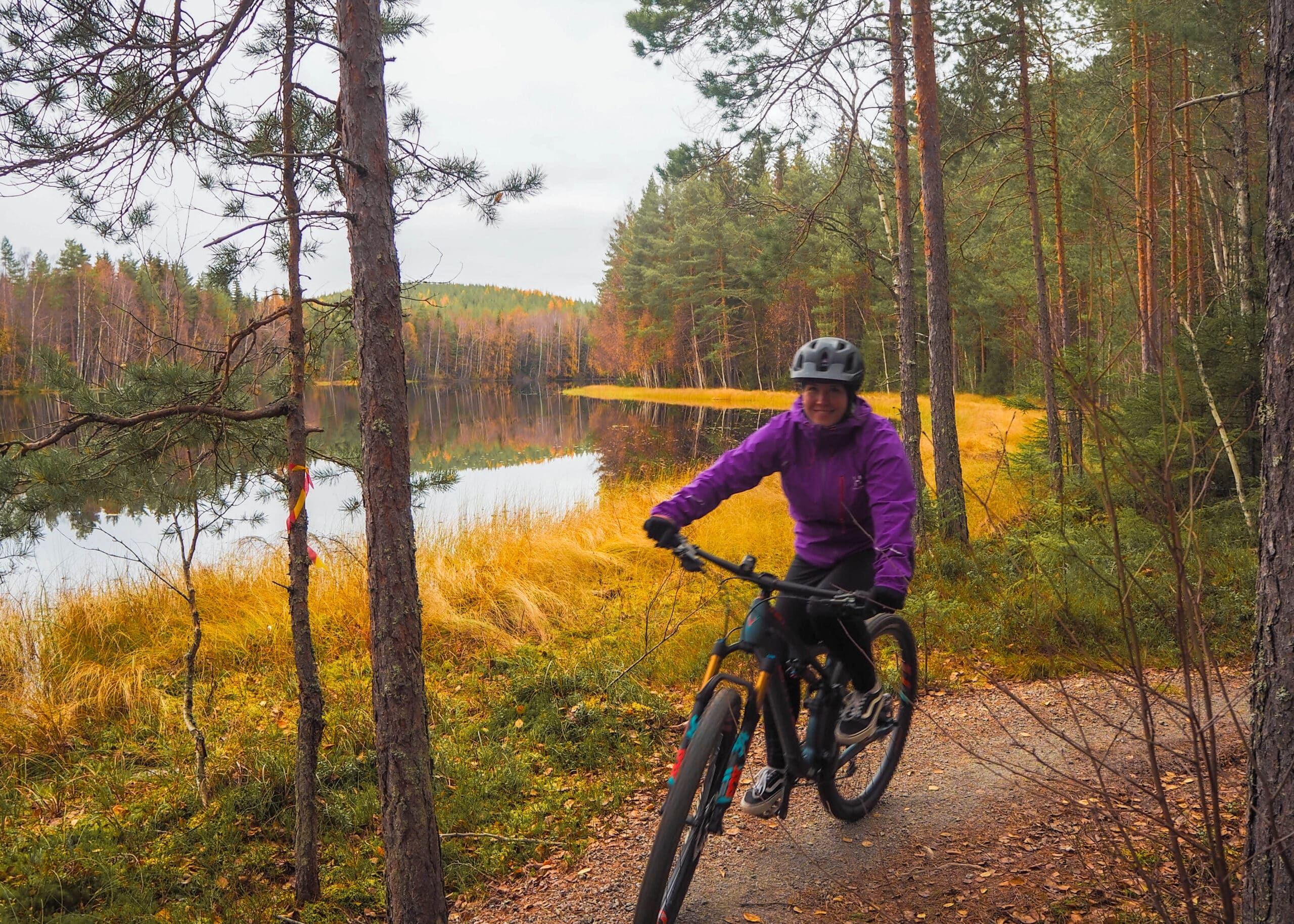 Pyöräilijä Sorvajärven luontoliikuntapolulla syksyllä