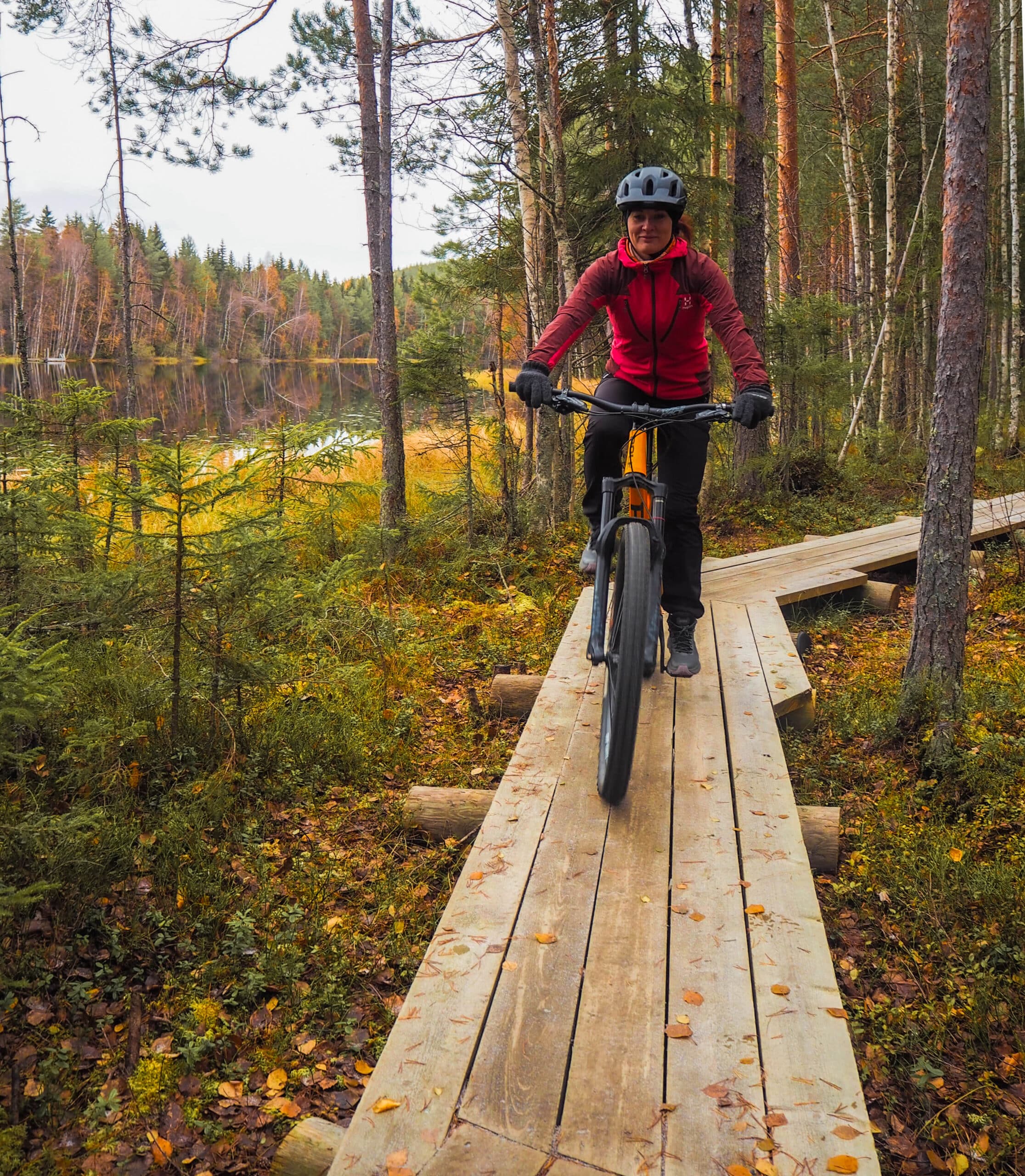 Pyöräilijä Sorvajärven luontoliikuntapolulla syksyllä