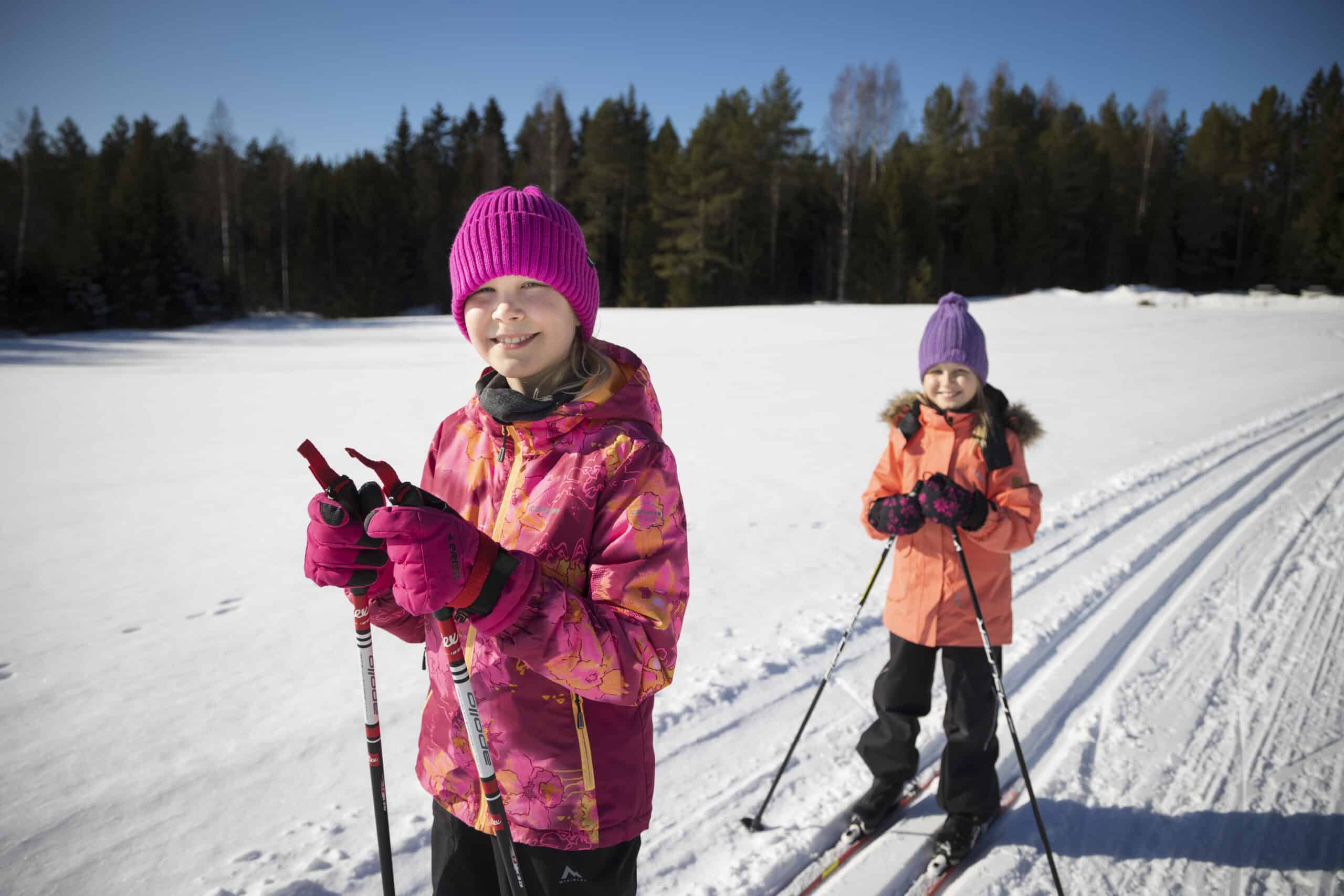 Kaksi lasta hiihtämässä
