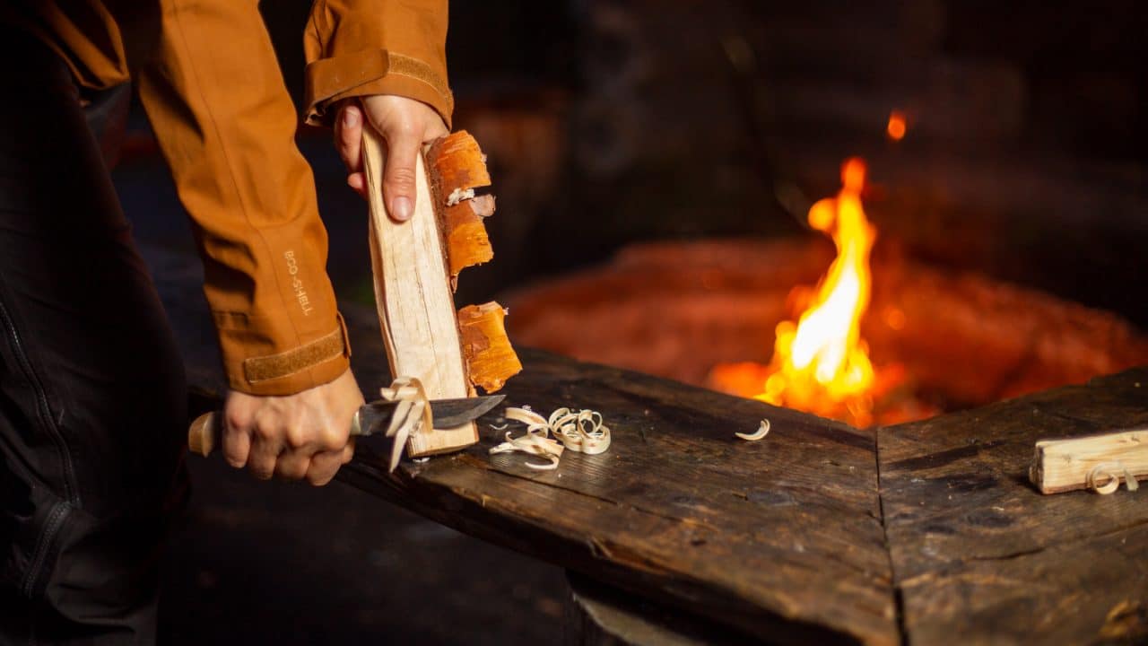 Kiehisten vuolu nuotiolla