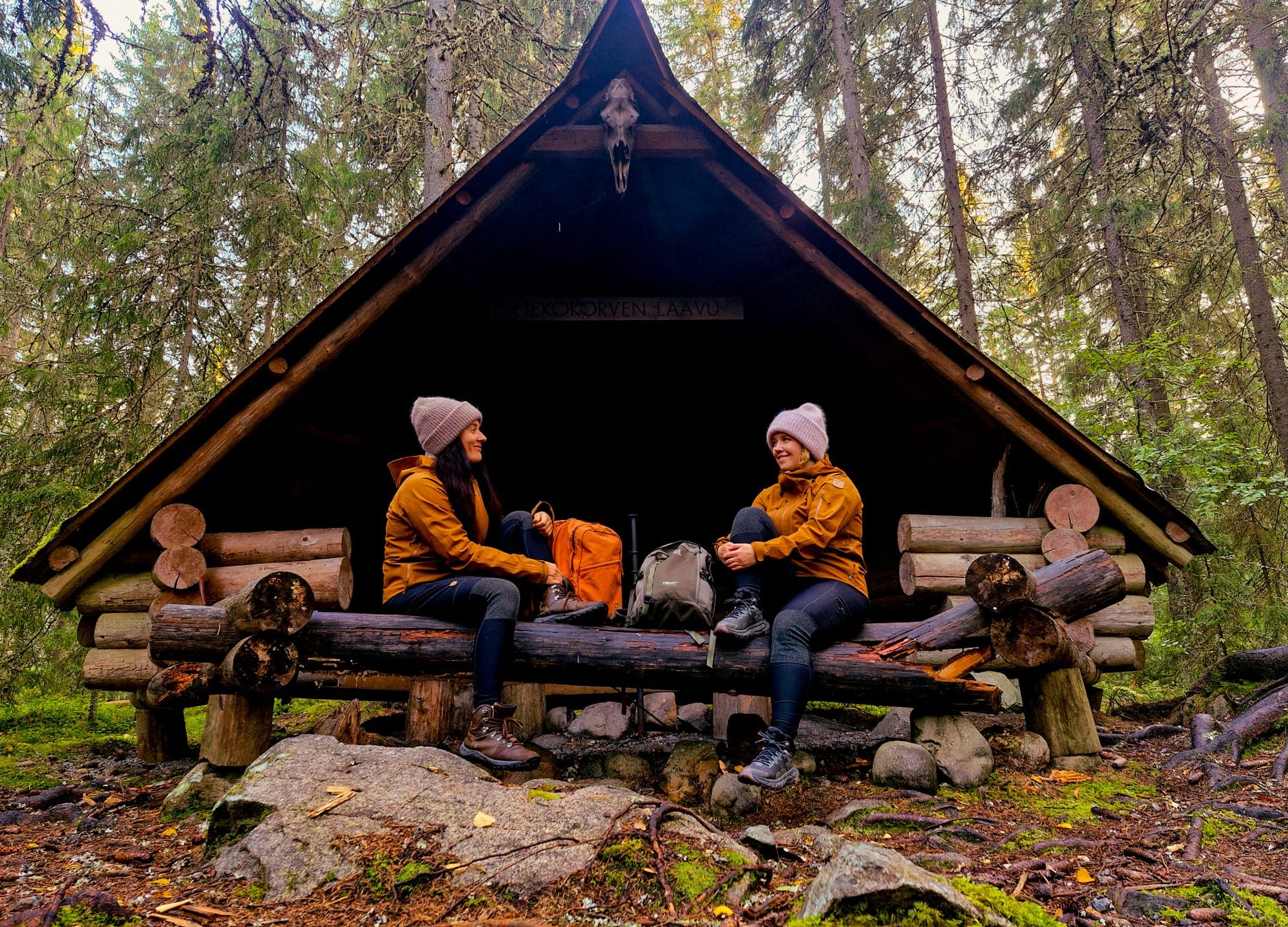 Retkeilijät laavulla syksyllä