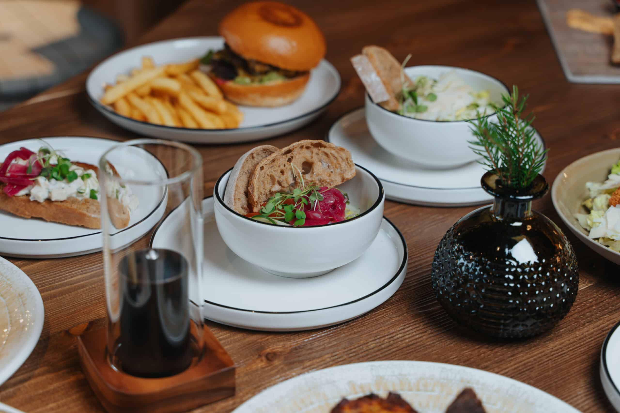 Laaksoravintola Loivan pöydän antimia