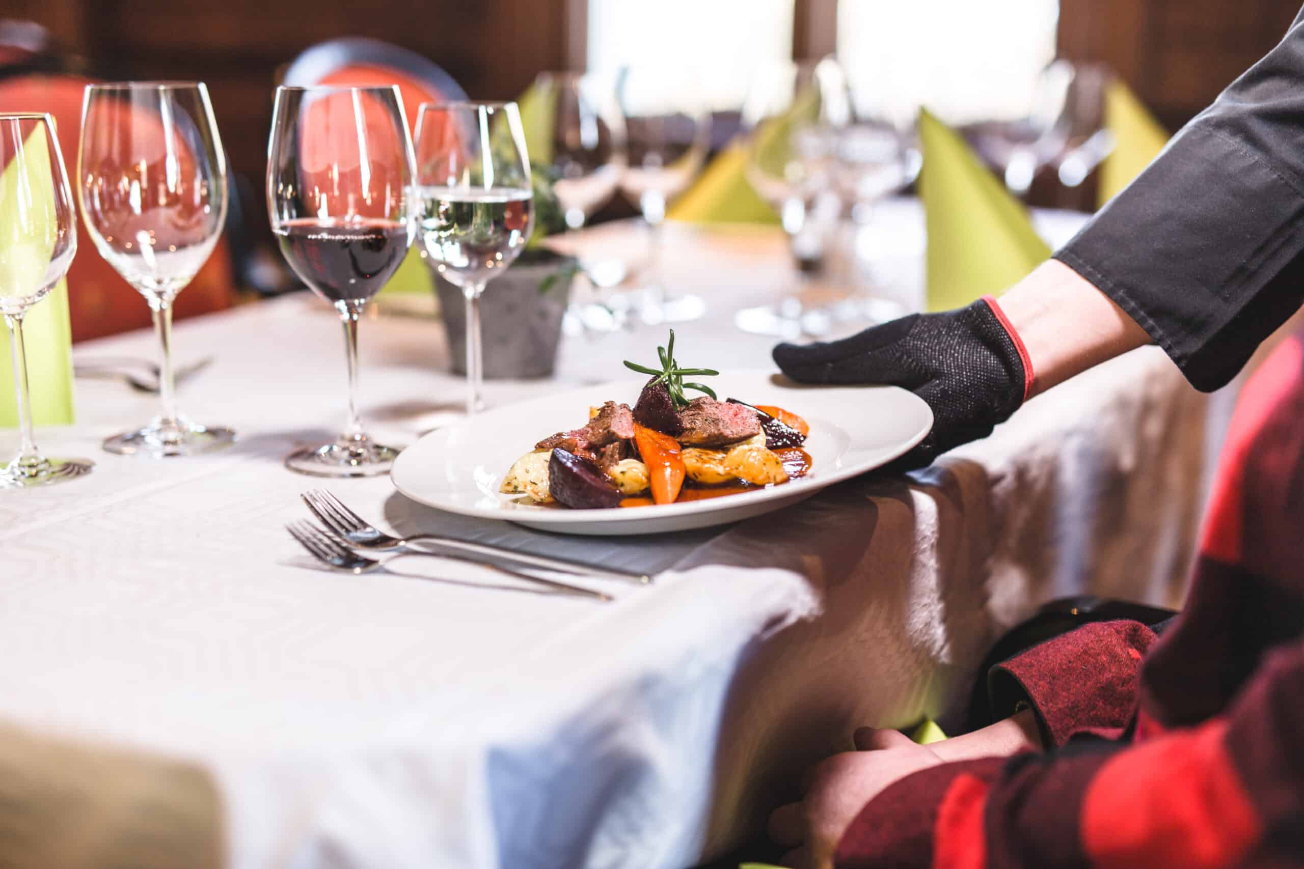 Tarjoilija tarjoilee annoksen pöytään ravintolassa