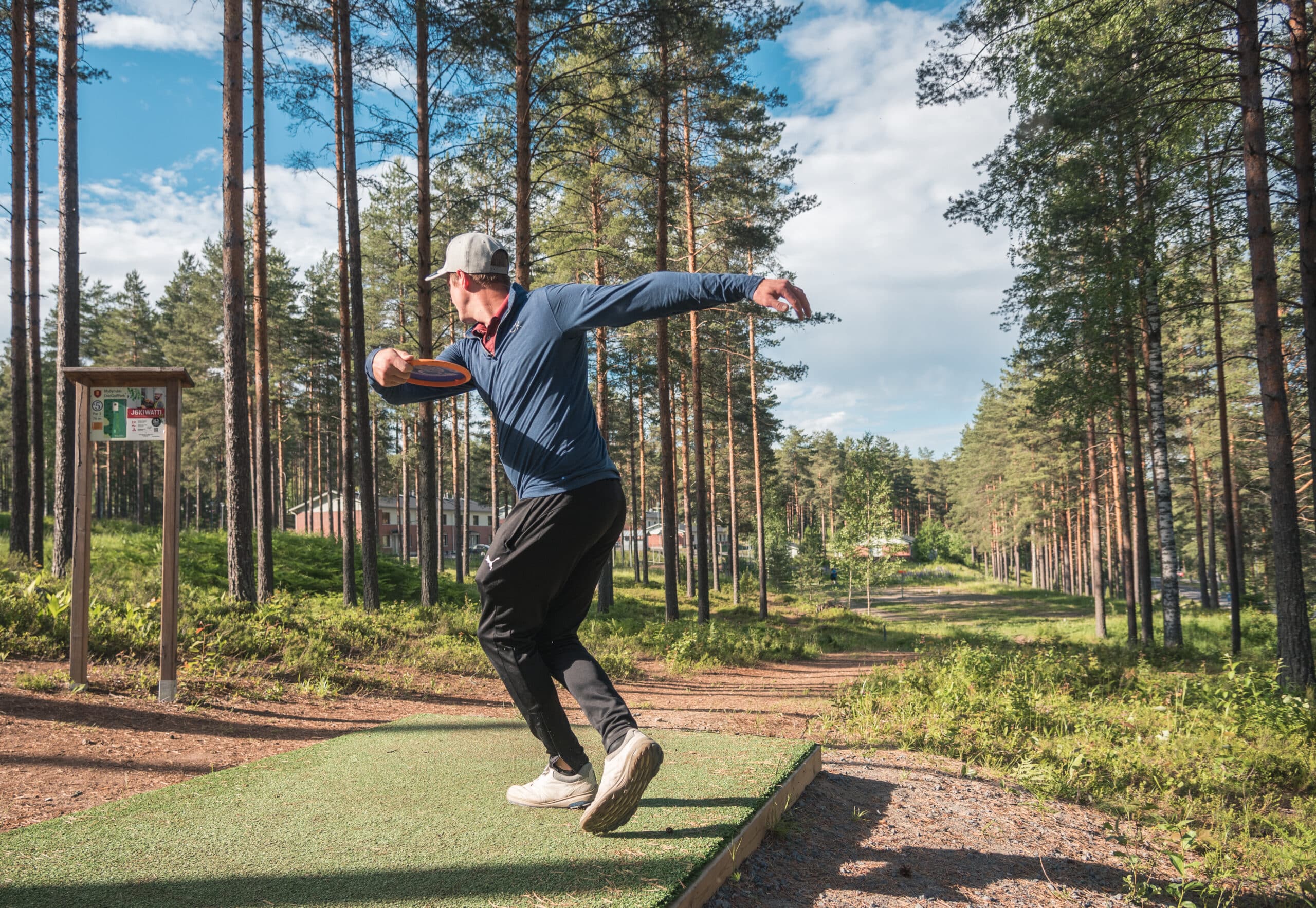 Henkilö heittää frisbeekiekkoa