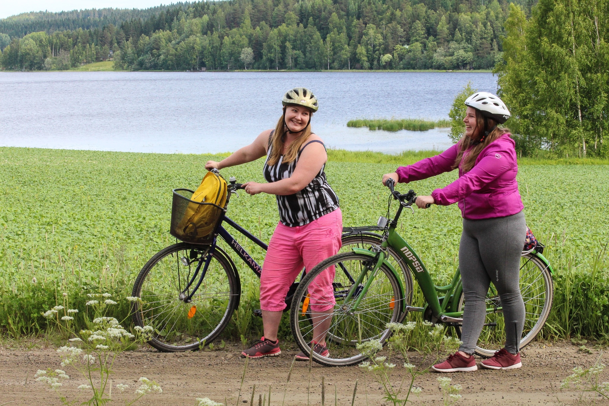 Kaksi henkilö retkellä pyörällä