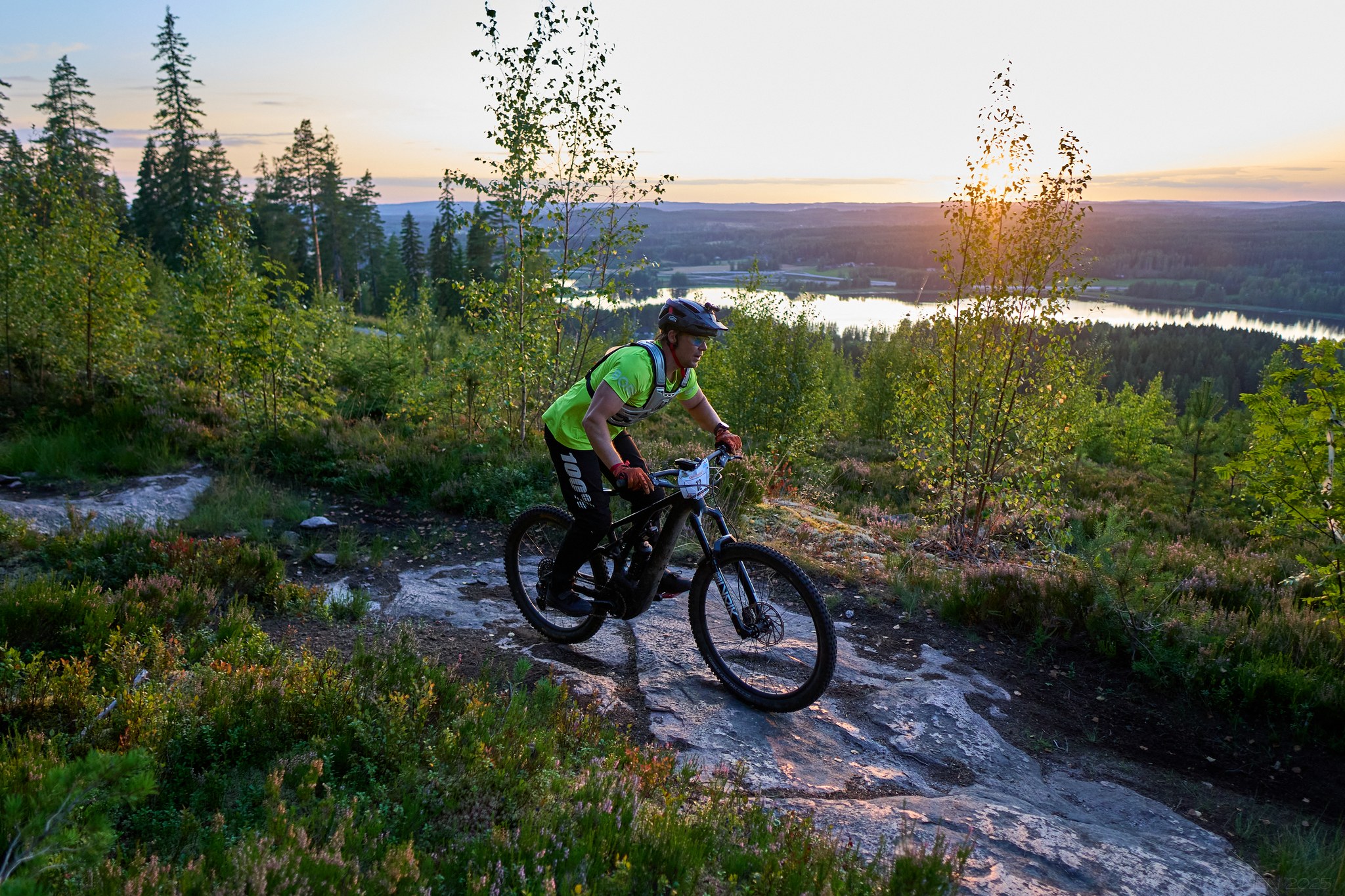 Henkilö pyöräilemässä Himos-Jämsän metsässä.