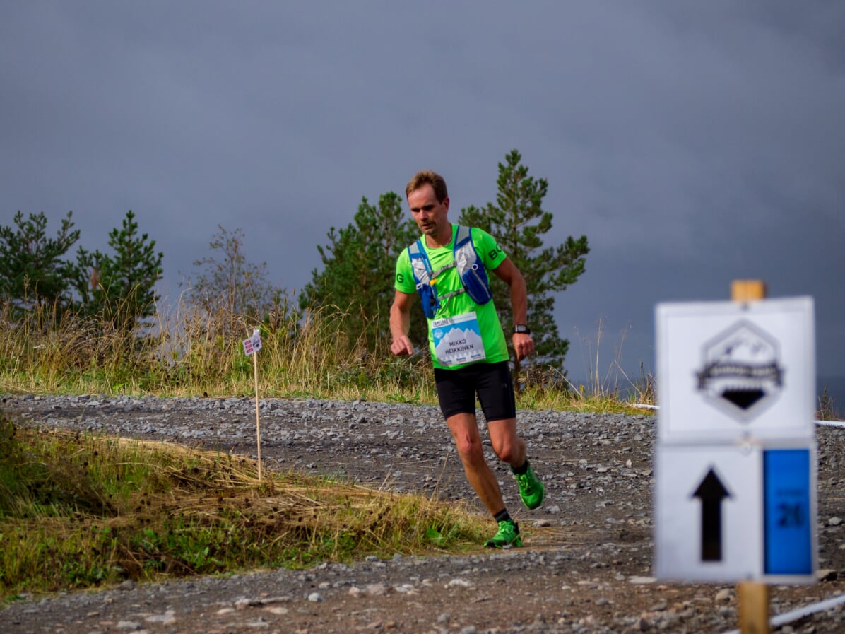 Henkilö juoksee polulla