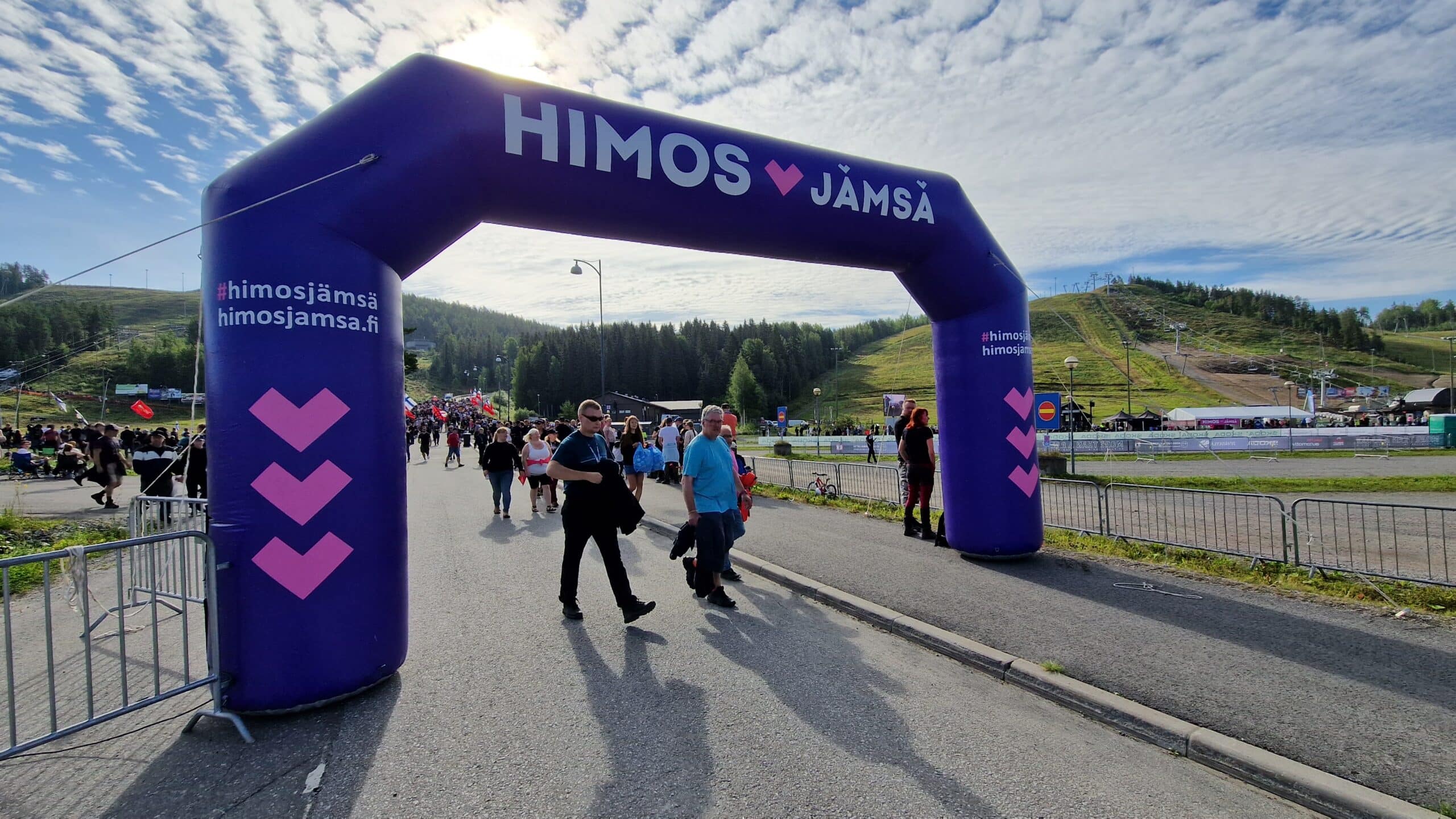 Himos-Jämsä-kaaren alta tulee yleisöä Himoksella 2023, rinteet taustalla