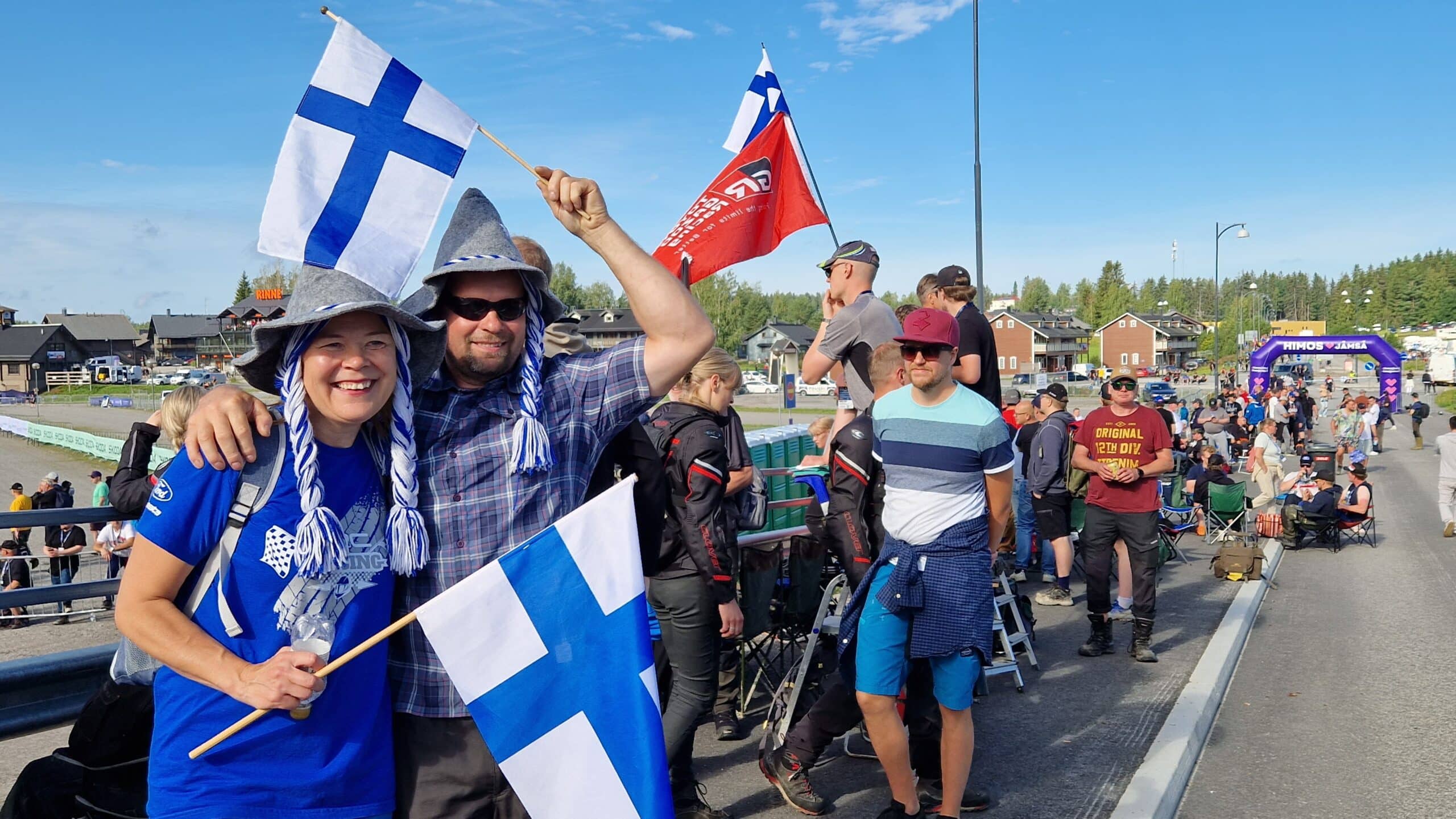 Iloinen pariskunta Himoksella rallitunnelmassa 2023