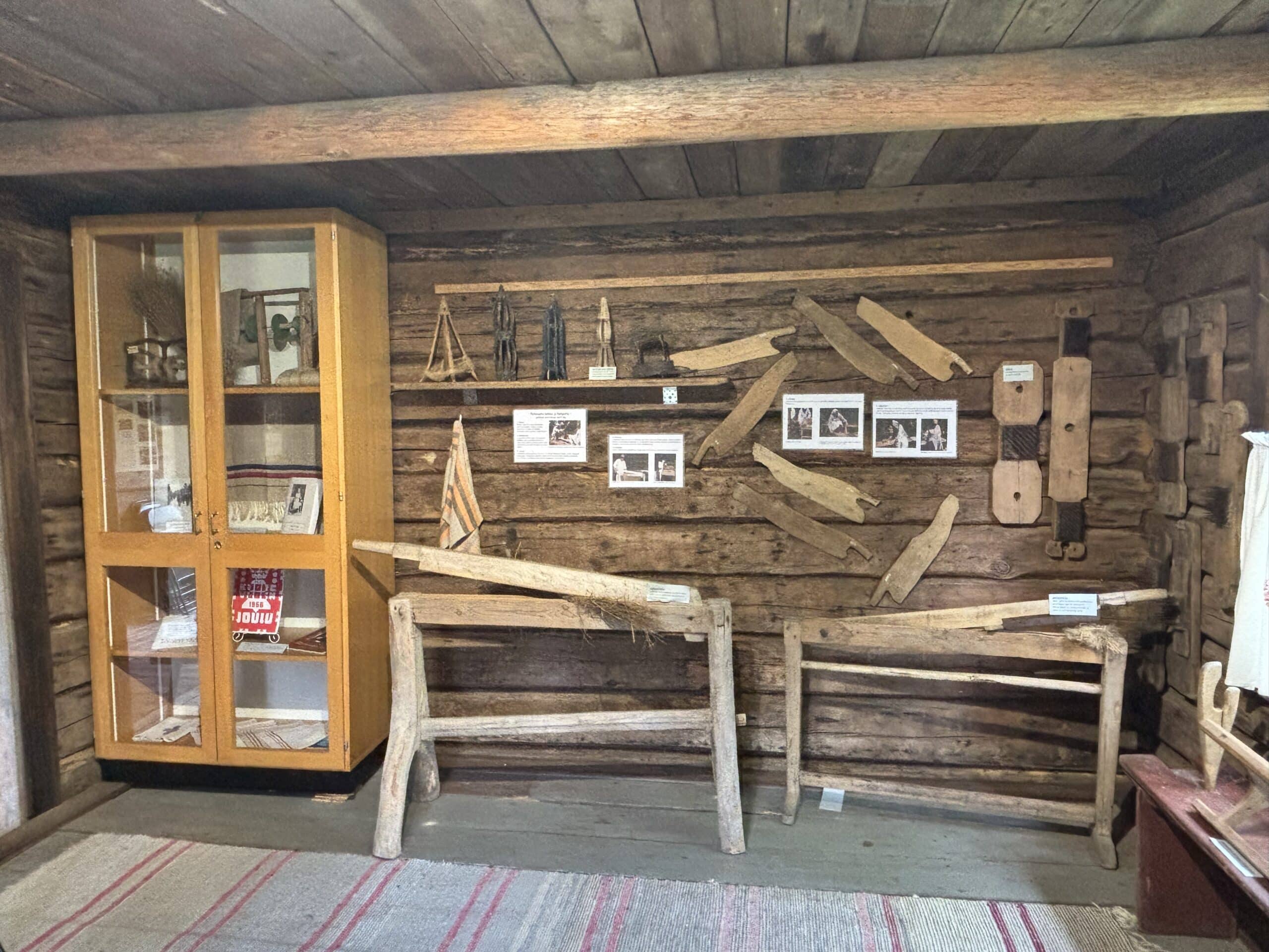 Vanhaa esineistöä museon pirtissä