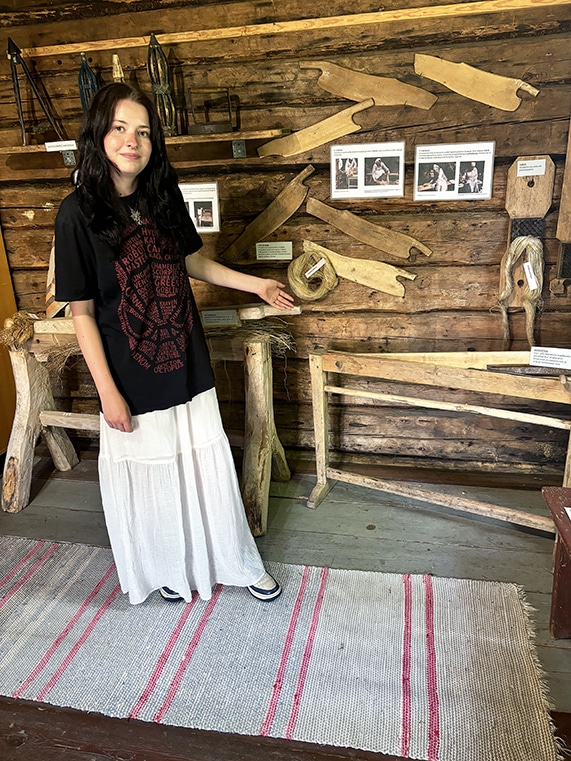 Henkilö esittelee museon esineistöä