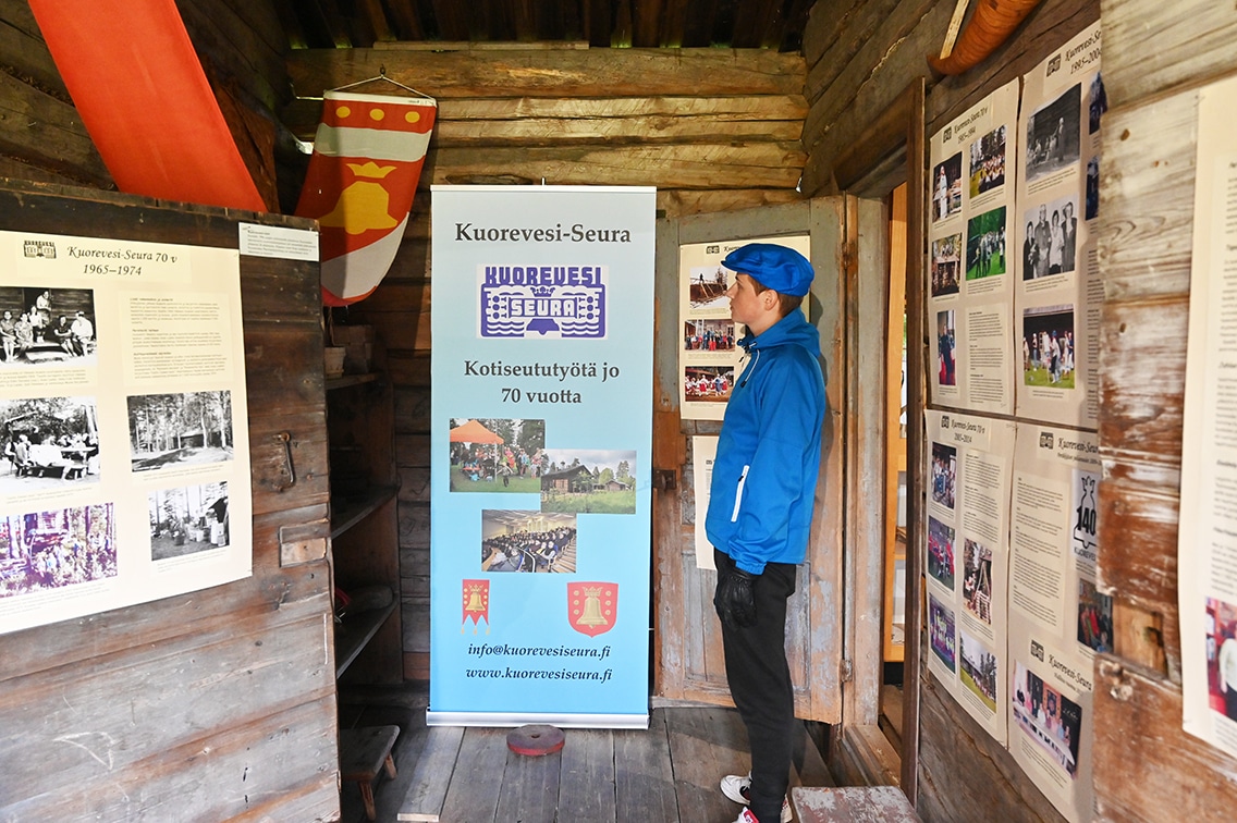 henkilö seisoo museorakennuksen eteisessä.