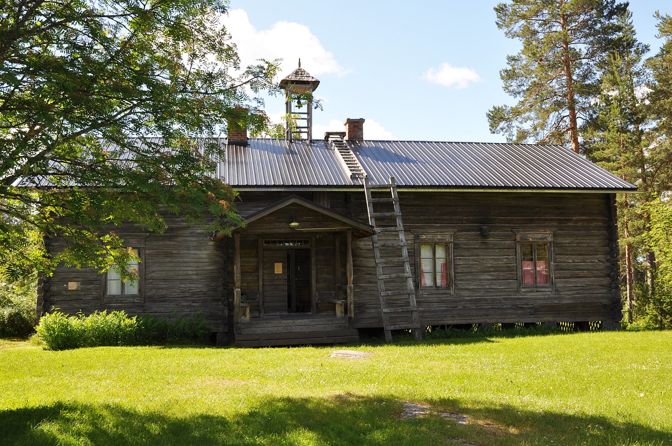 Vanha maalaistalo joka on museon päärakennus