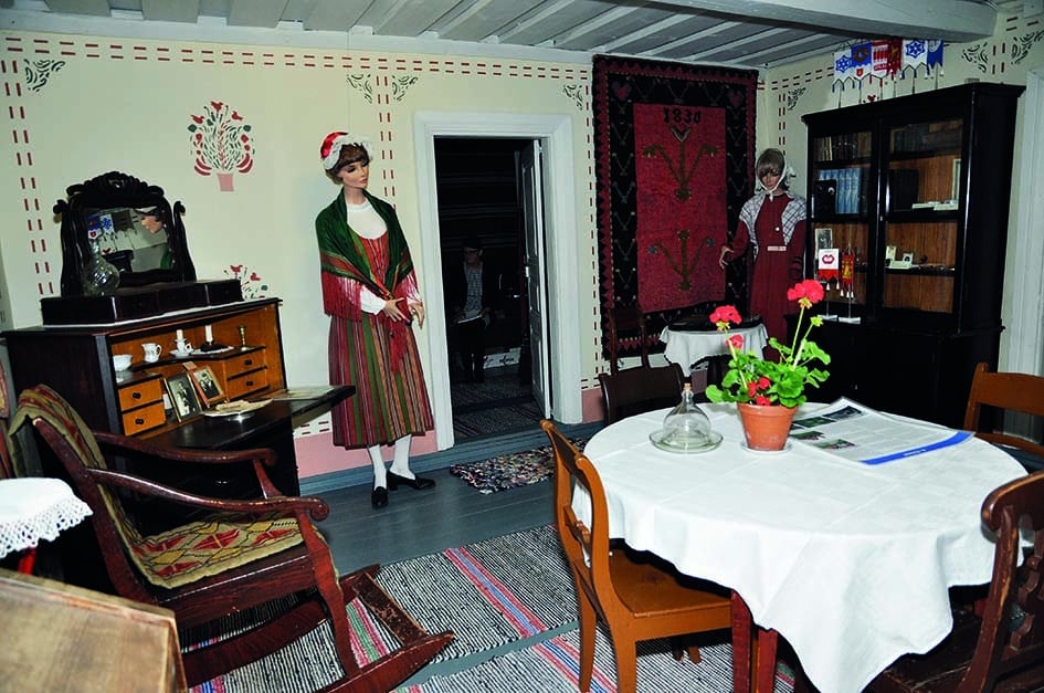 Vanhoja huonekaluja museon kammarissa