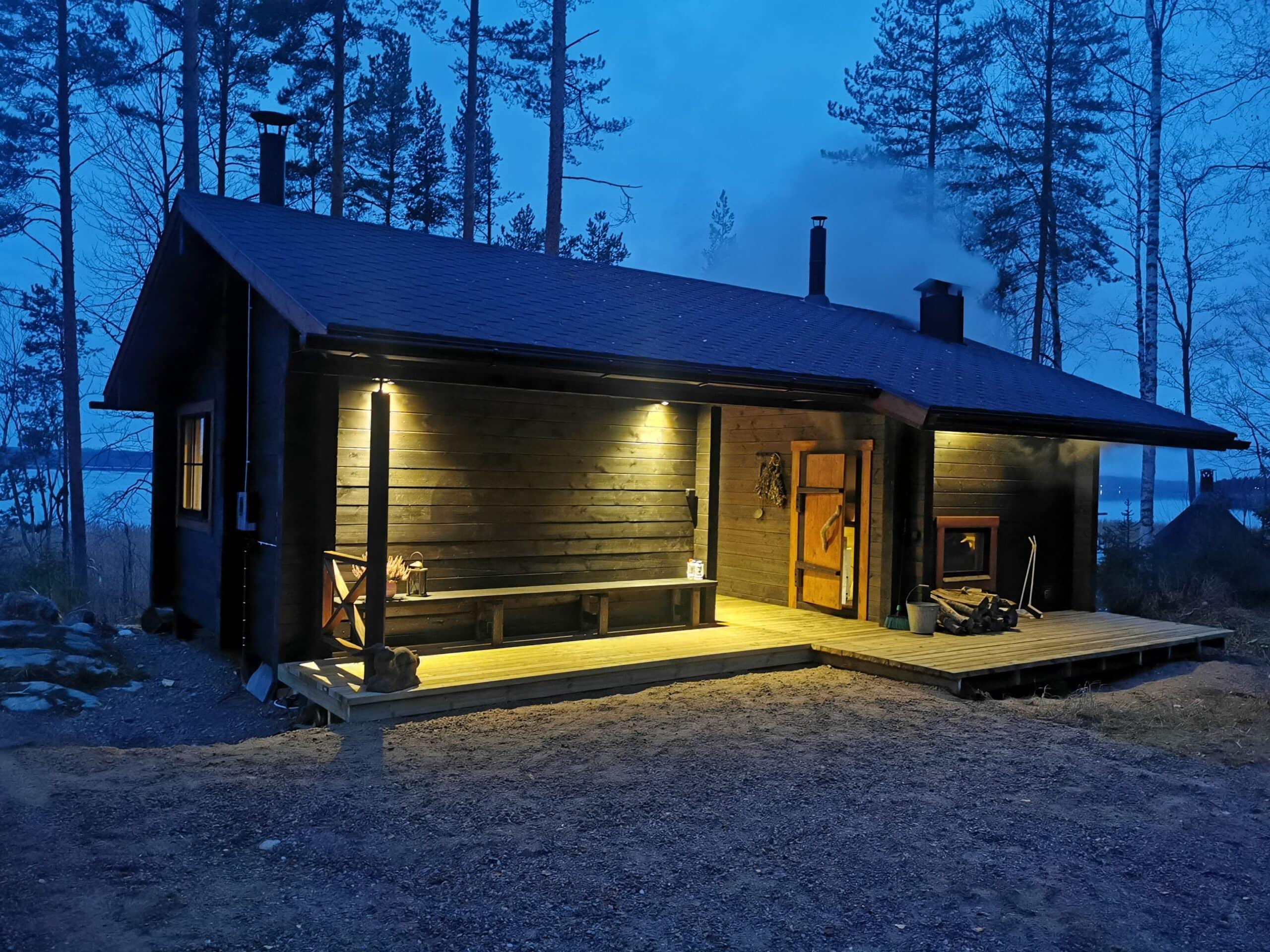 Savusauna järven rannalla