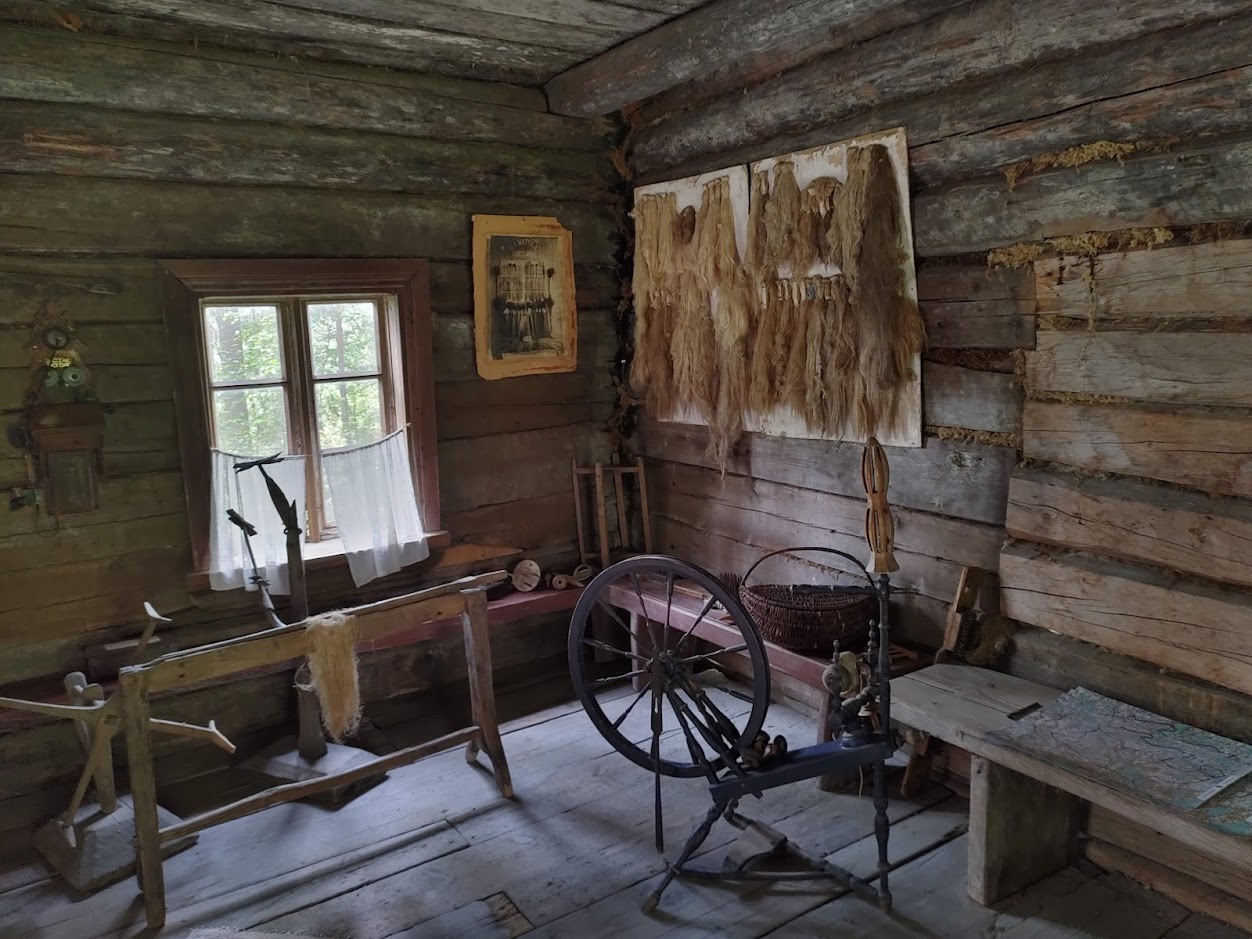 Vanhoja huonekaluja museon pirtissä Jämsässä
