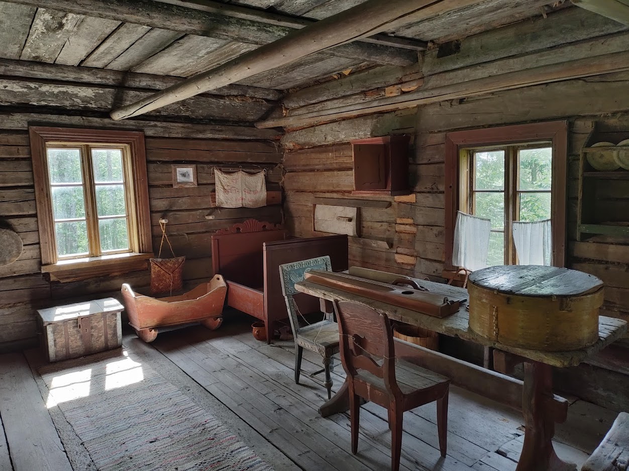 Vanhoja huonekaluja museon pirtissä Jämsässä