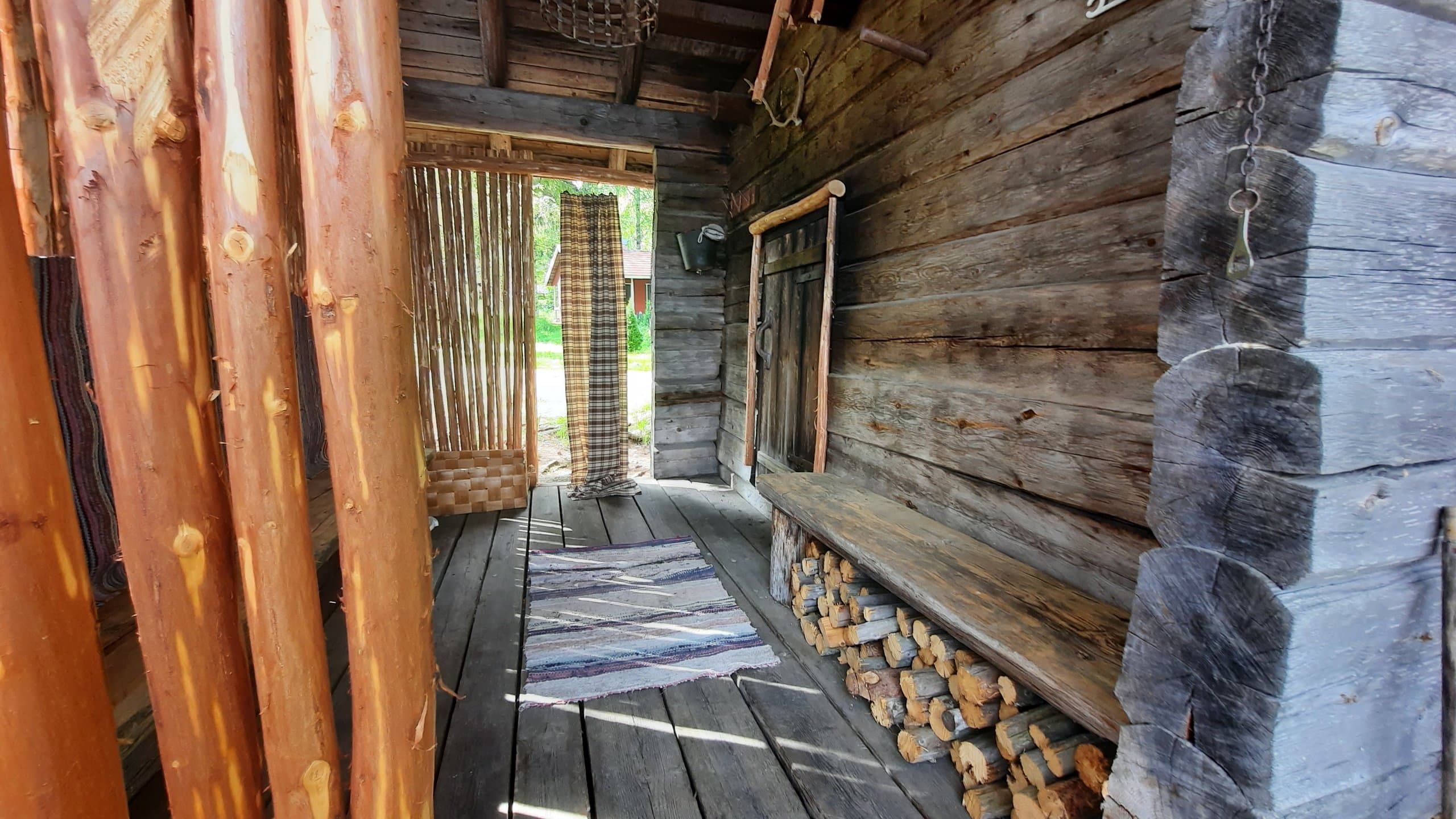 Savusaunan eteinen Kievari Rantapirtillä.