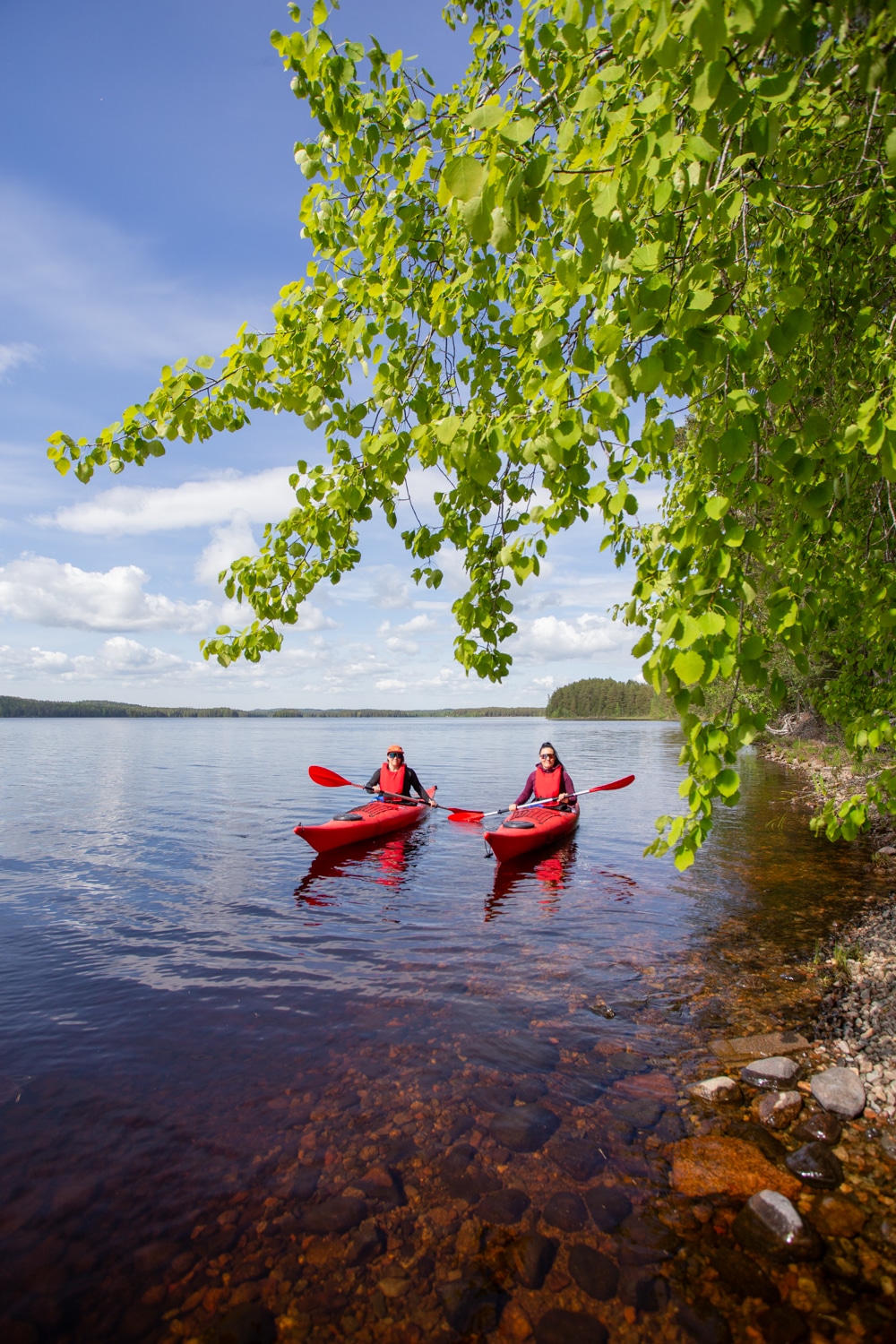 Kaksi melojaa punaisilla kanooteilla Himos-Jämsässä.